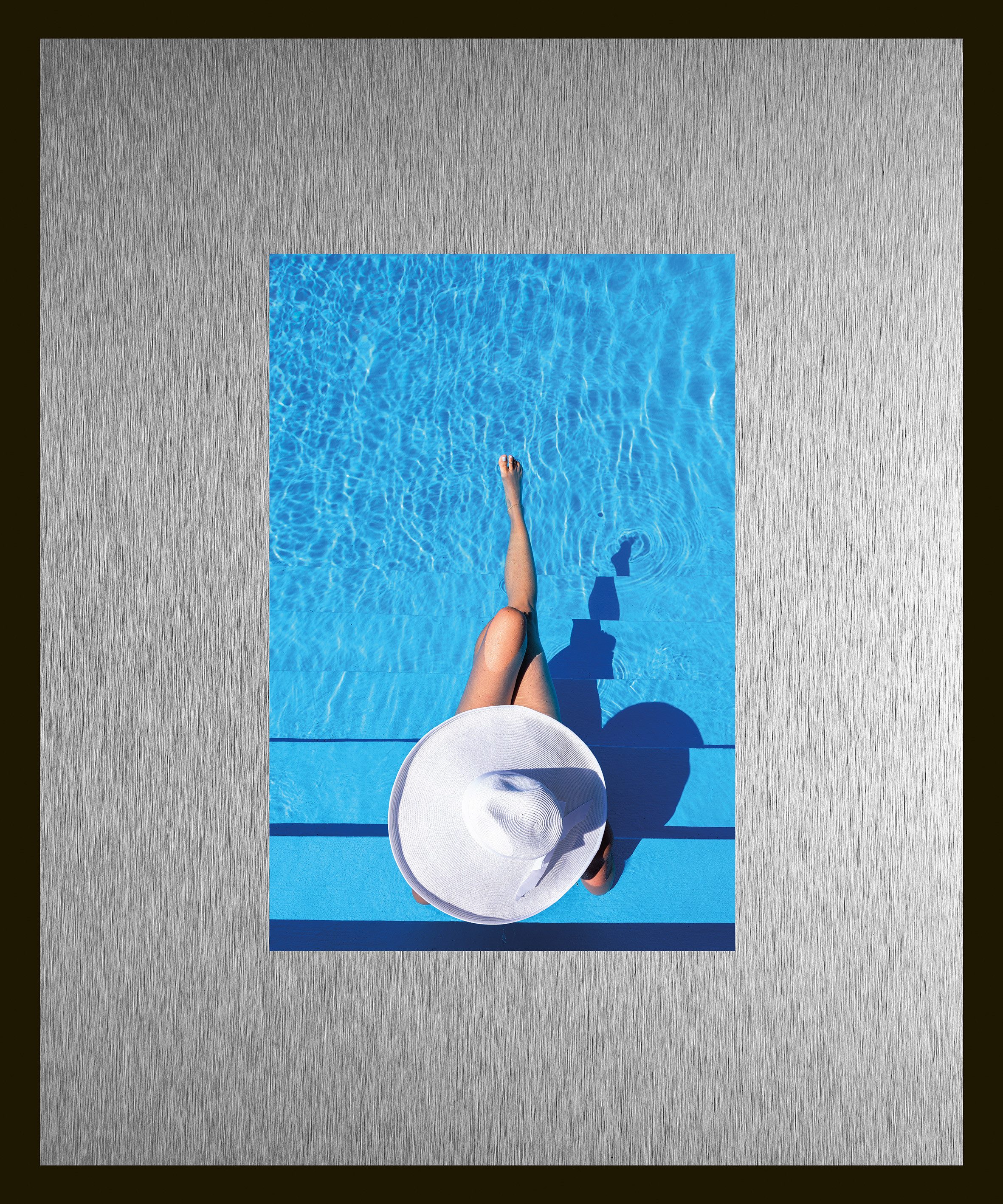 queence Bild Trend Wandbild, Wandkunst, Kunstdruck "Pool", Fashion, Frau, Wasser (1 St), inkl. Passepartout aus hochwertigem Aluminium und schwarzem Rahmen