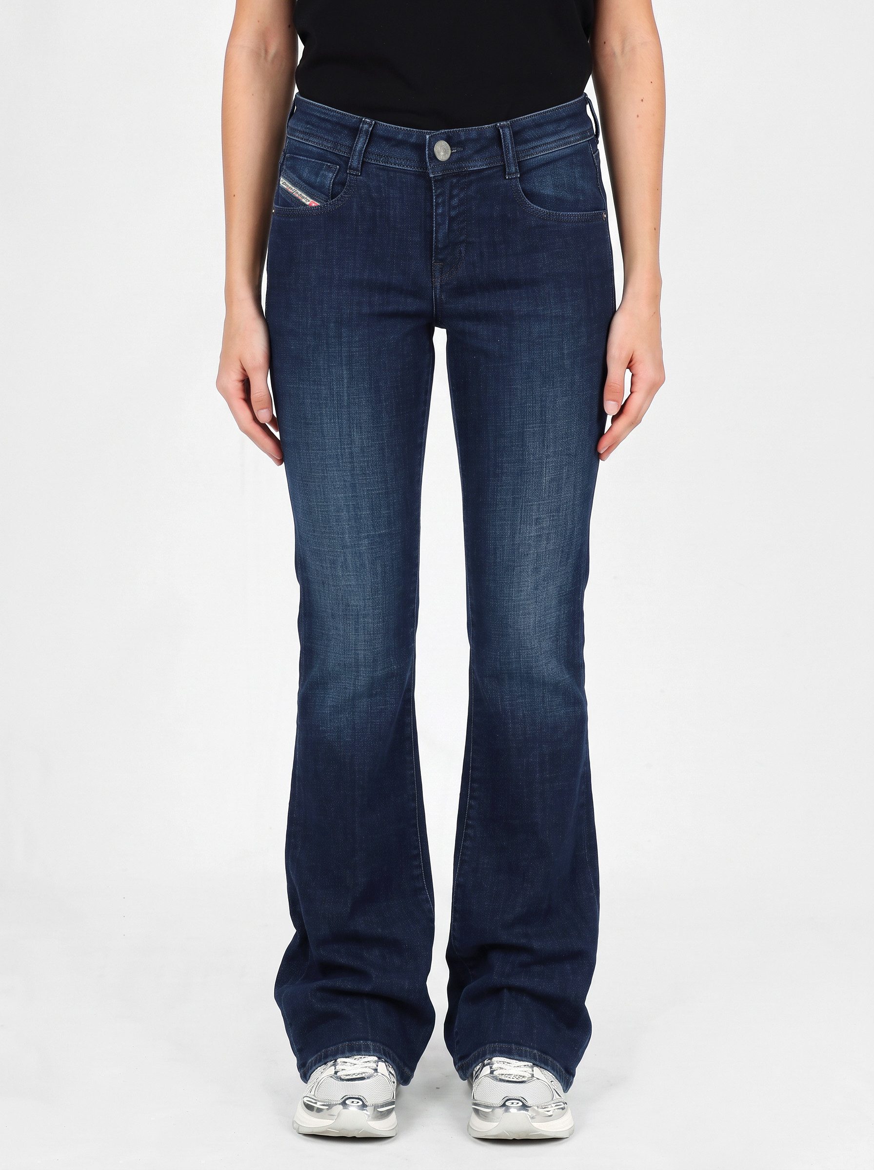 Diesel Bootcut-Jeans schmale, ausgestellte Beinform - 1969 D-EBBEY Extra-lang für einen ausgeprägten Faltenwurf