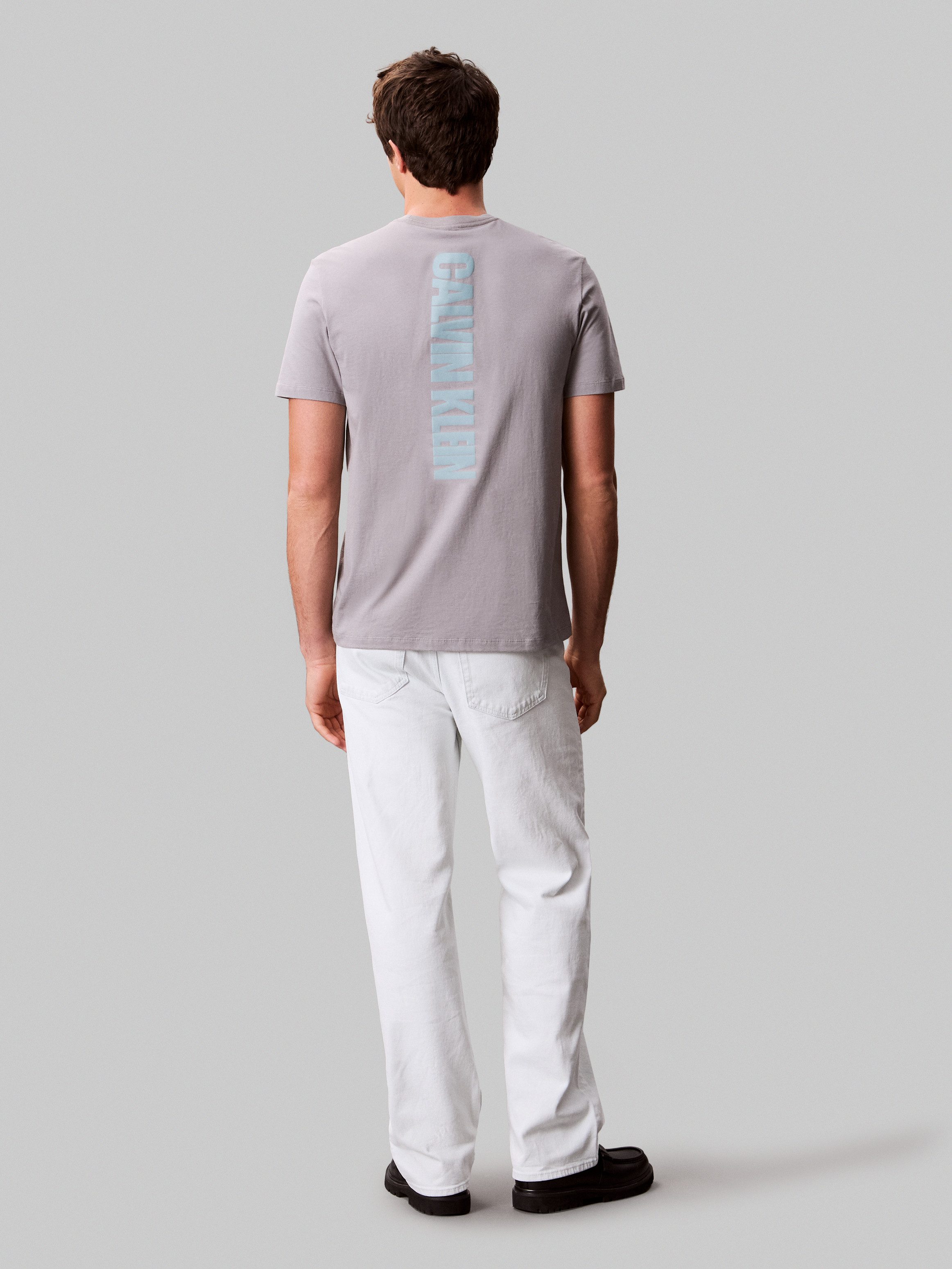 Calvin Klein Jeans T-Shirt SS 30s E WRD STRTCH mit großem Logodruck auf dem Rücken – Bild 5 von 5