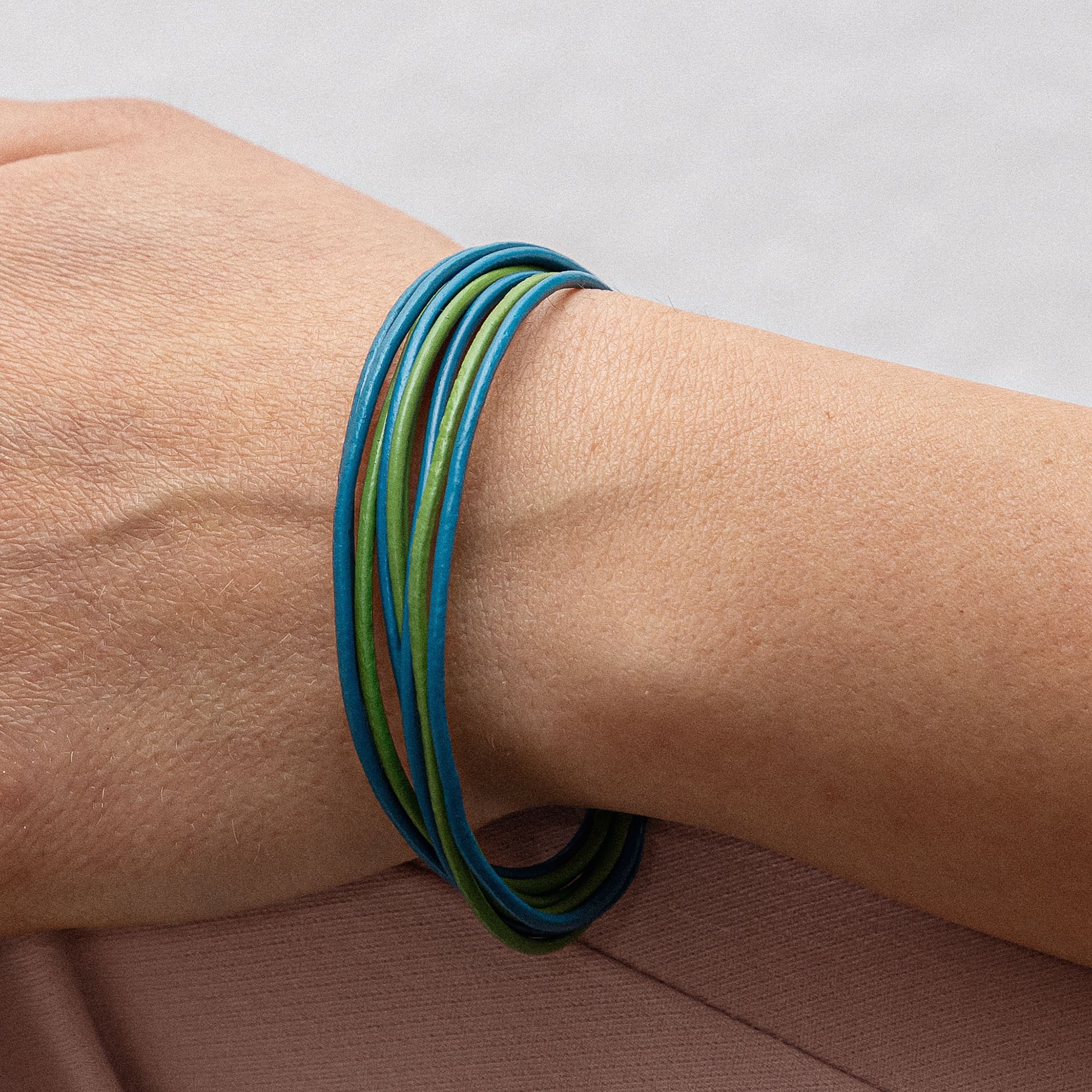 Zeeme Armband Leder 9-reihig türkis mit Magnetverschluß aus Stahl 19cm lang