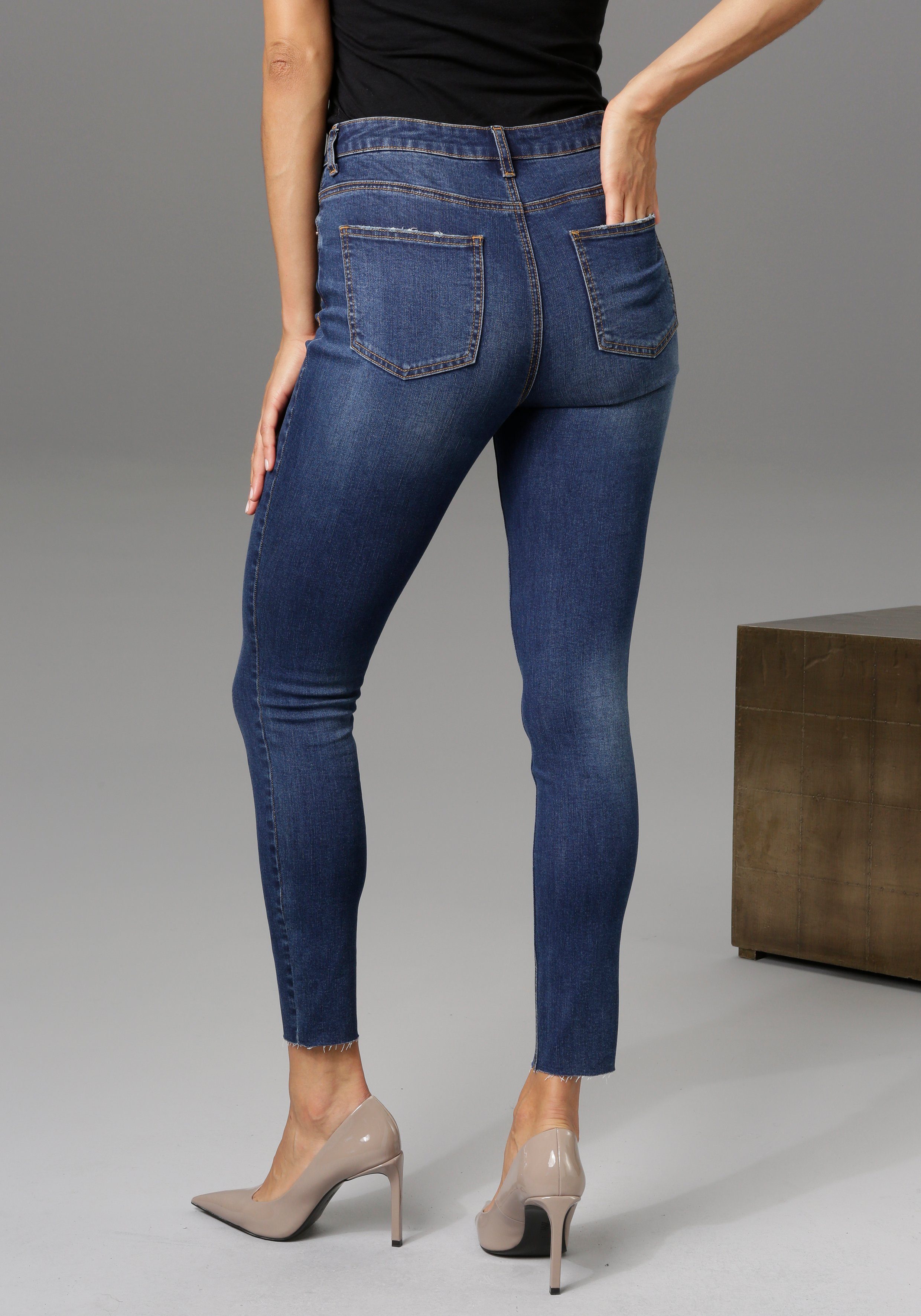 mit waist darkblue CASUAL - regular Aniston ausgefransten Skinny-fit-Jeans Beinabschluss