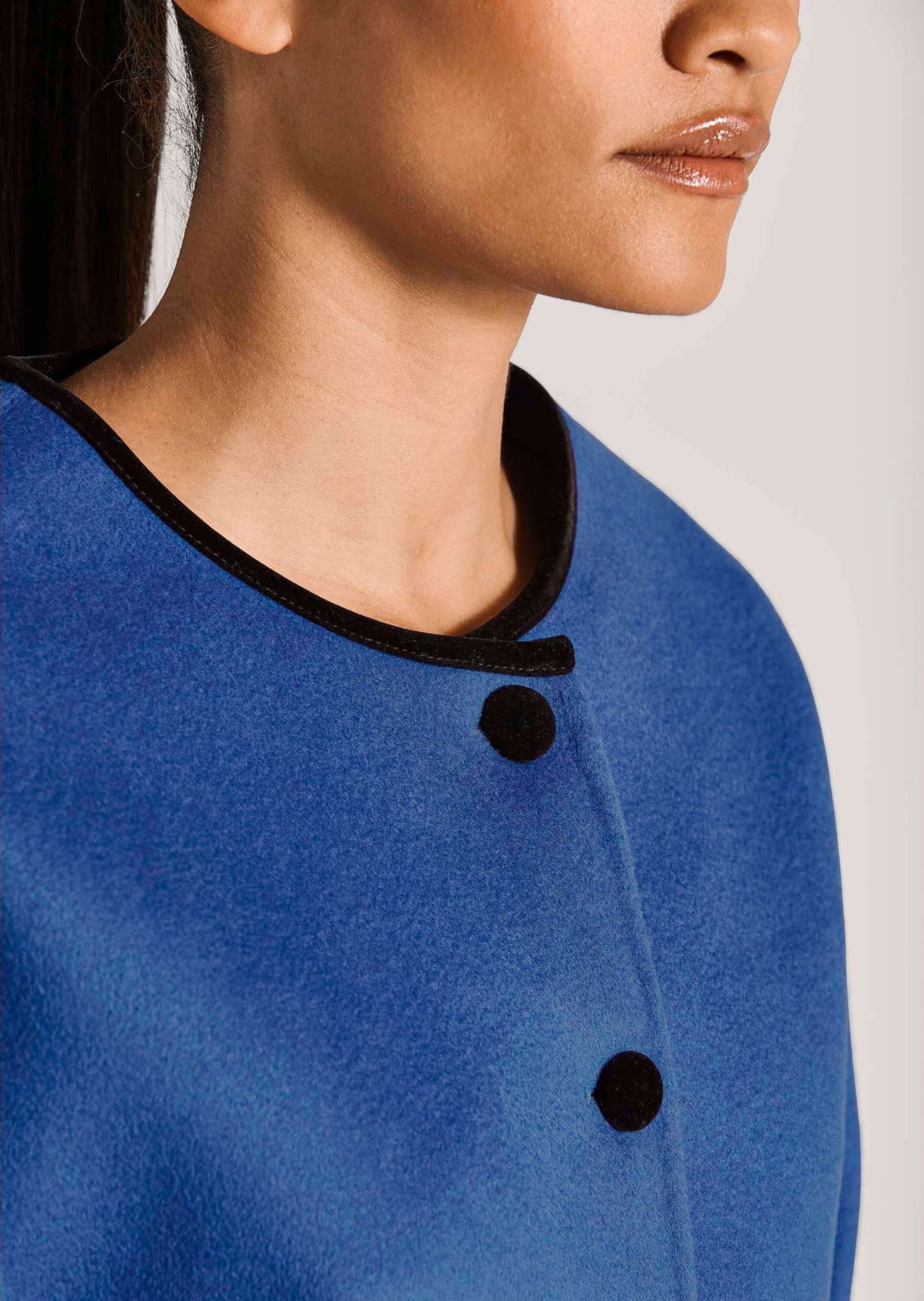 MADELEINE Outdoorjacke Trendige Kurzjacke mit Kontrastdetails Mit Rundhals, markanten Knöpfen und langen Ärmeln