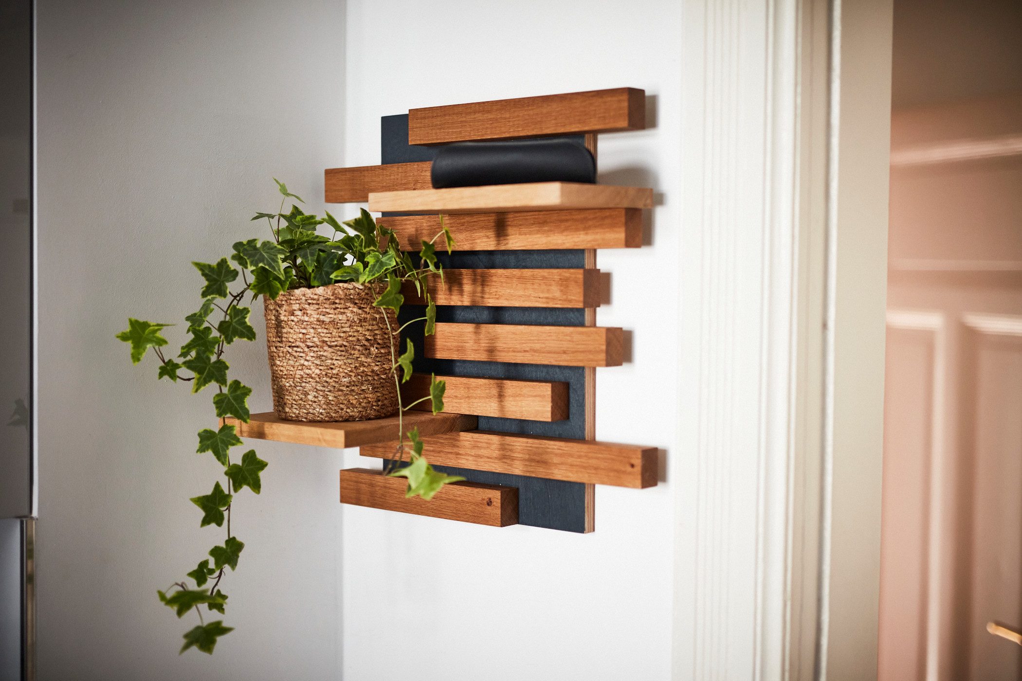 Living Oak Wandregal Eiche massiv mit Leisten auf Grundplatte, Made in Germany