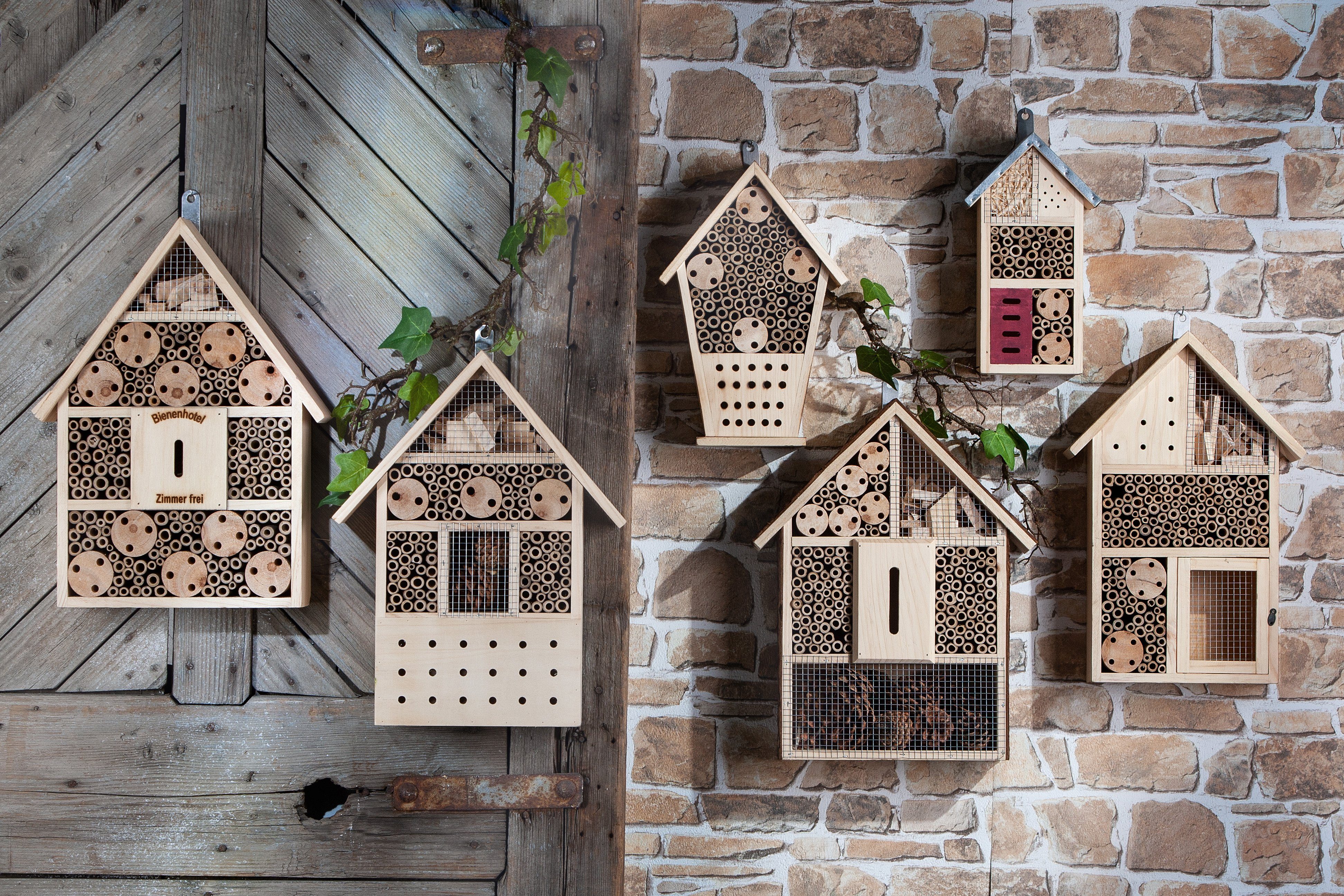 Cult at Home Insektenhotel Bienenhotel - Höhe 26 cm - Schmetterlingshaus aus Holz