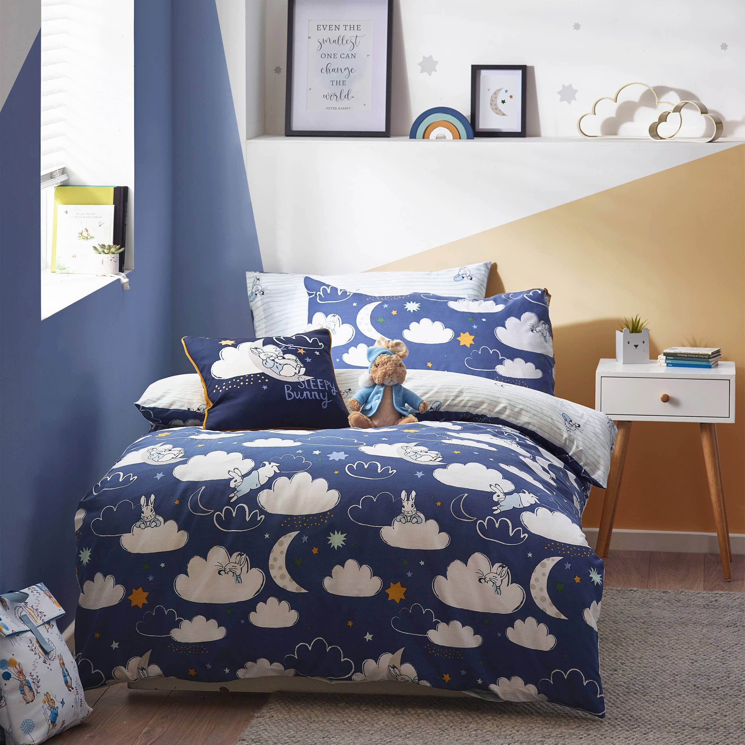 Riva Home Wendebettwäsche Kinderbettwäsche 135x200 Peter Hase „Sleepy Head“ in weiß-blau