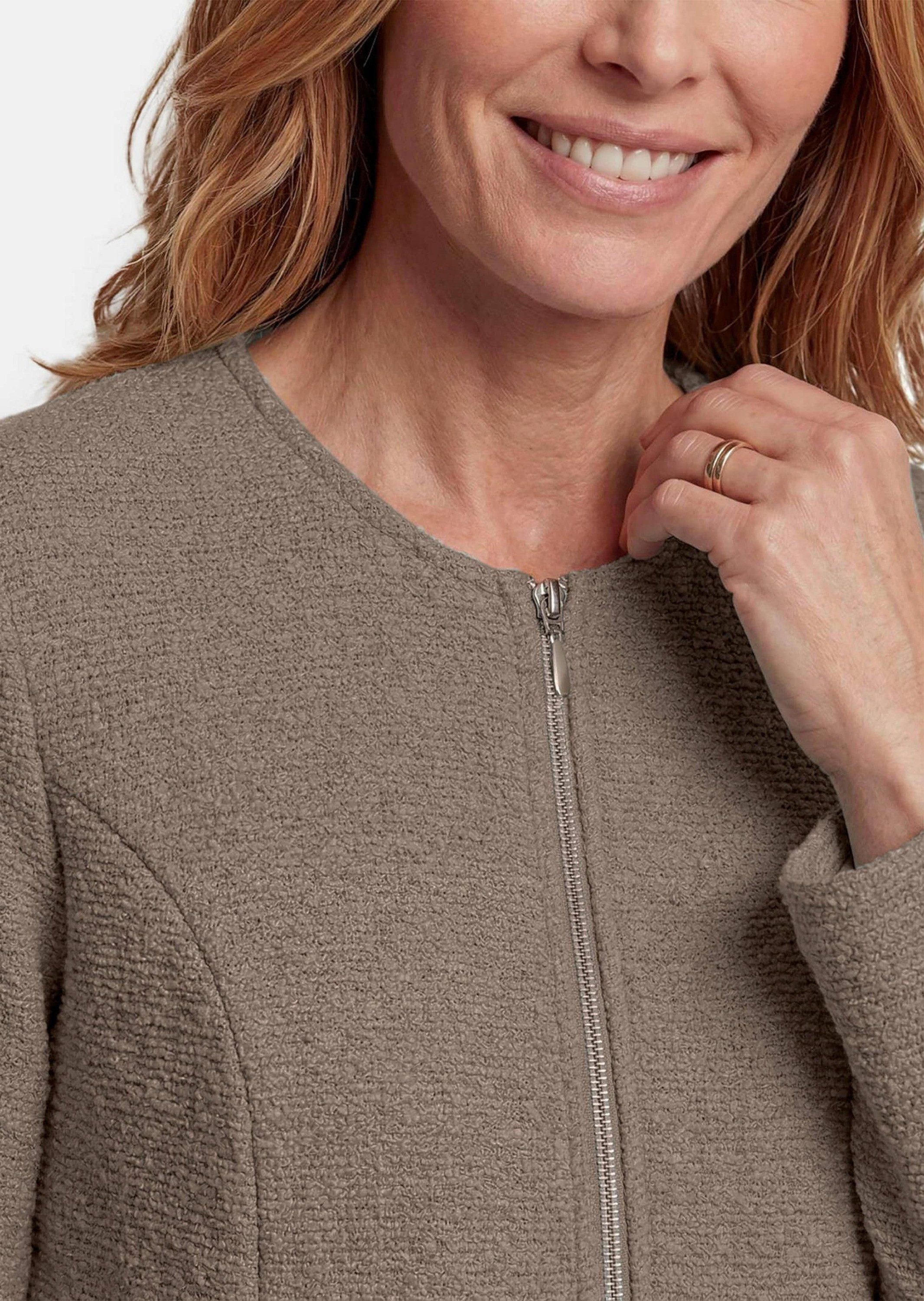 GOLDNER Jerseyblazer Jacke im Bouclé-Look Leichte Jerseyjacke aus Baumwollmix mit Reißverschluss und Taschen – Bild 5 von 5
