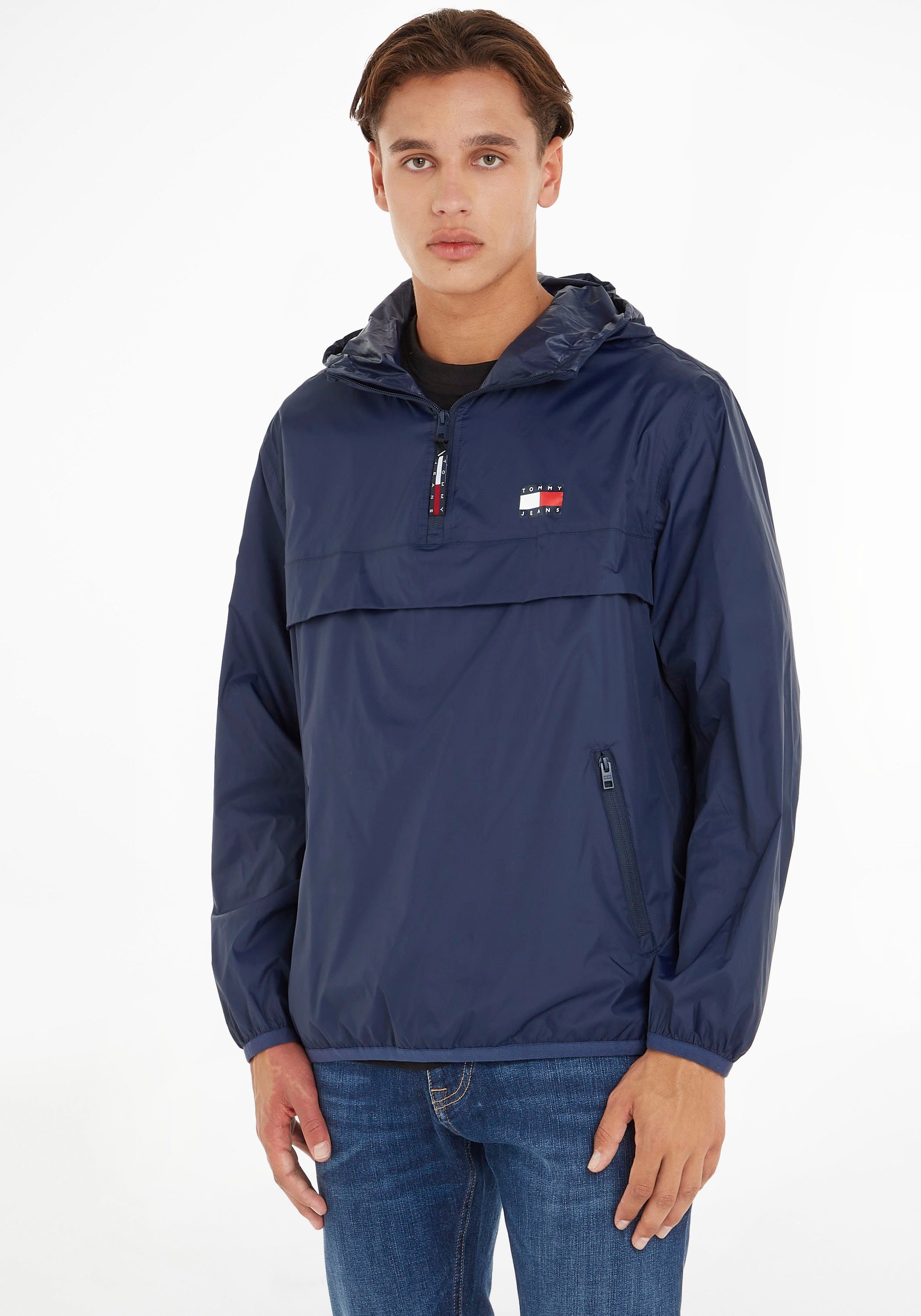 Tommy Jeans Windbreaker TJM PCKABLE TECH CHICAGO POPOVER mit kontrastfarbenen Details