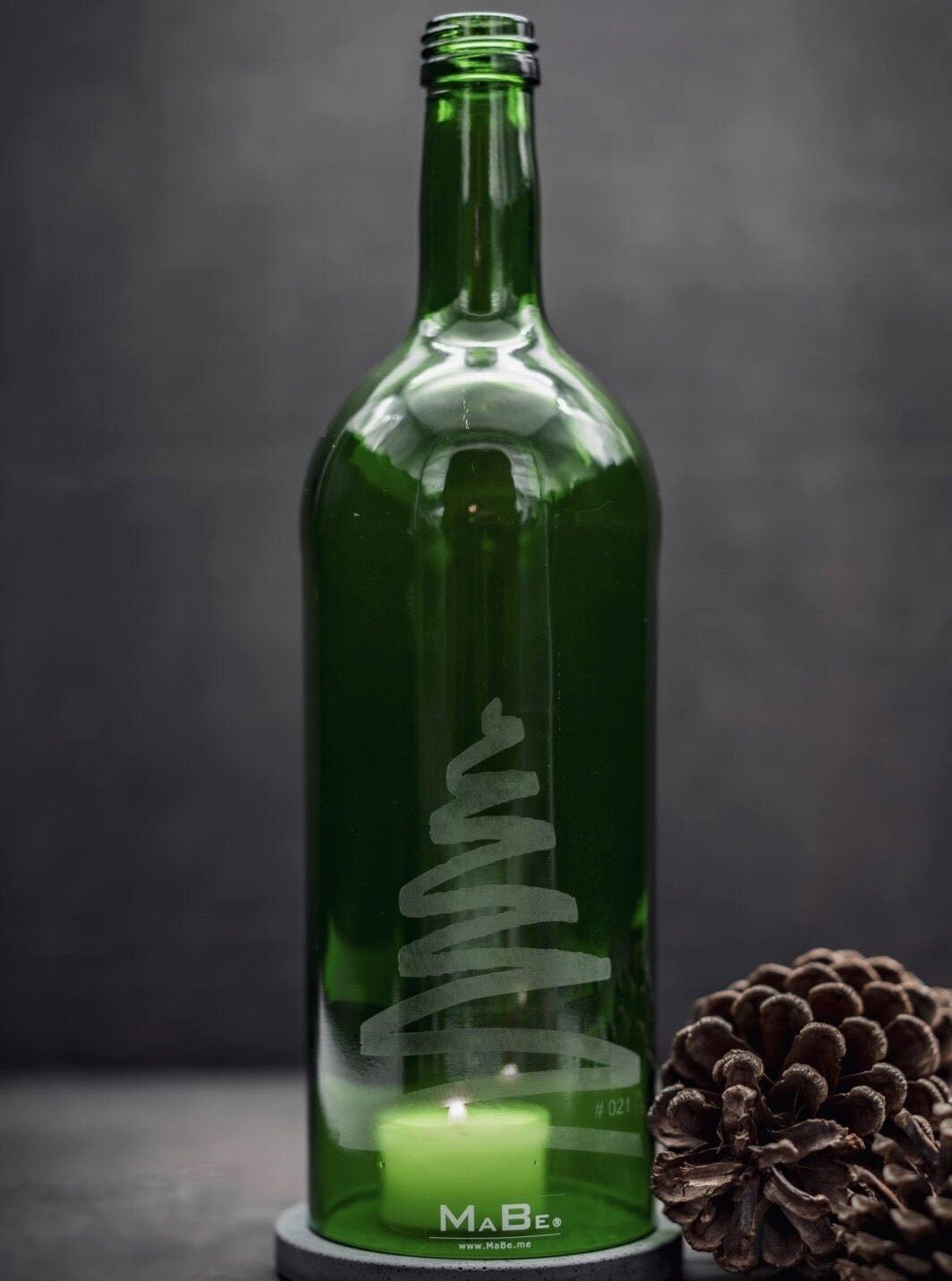 MaBe® Dekoobjekt Windlicht Tannenbaum Gravur 1 l Bordeaux grün, schwarzer Untersetzer