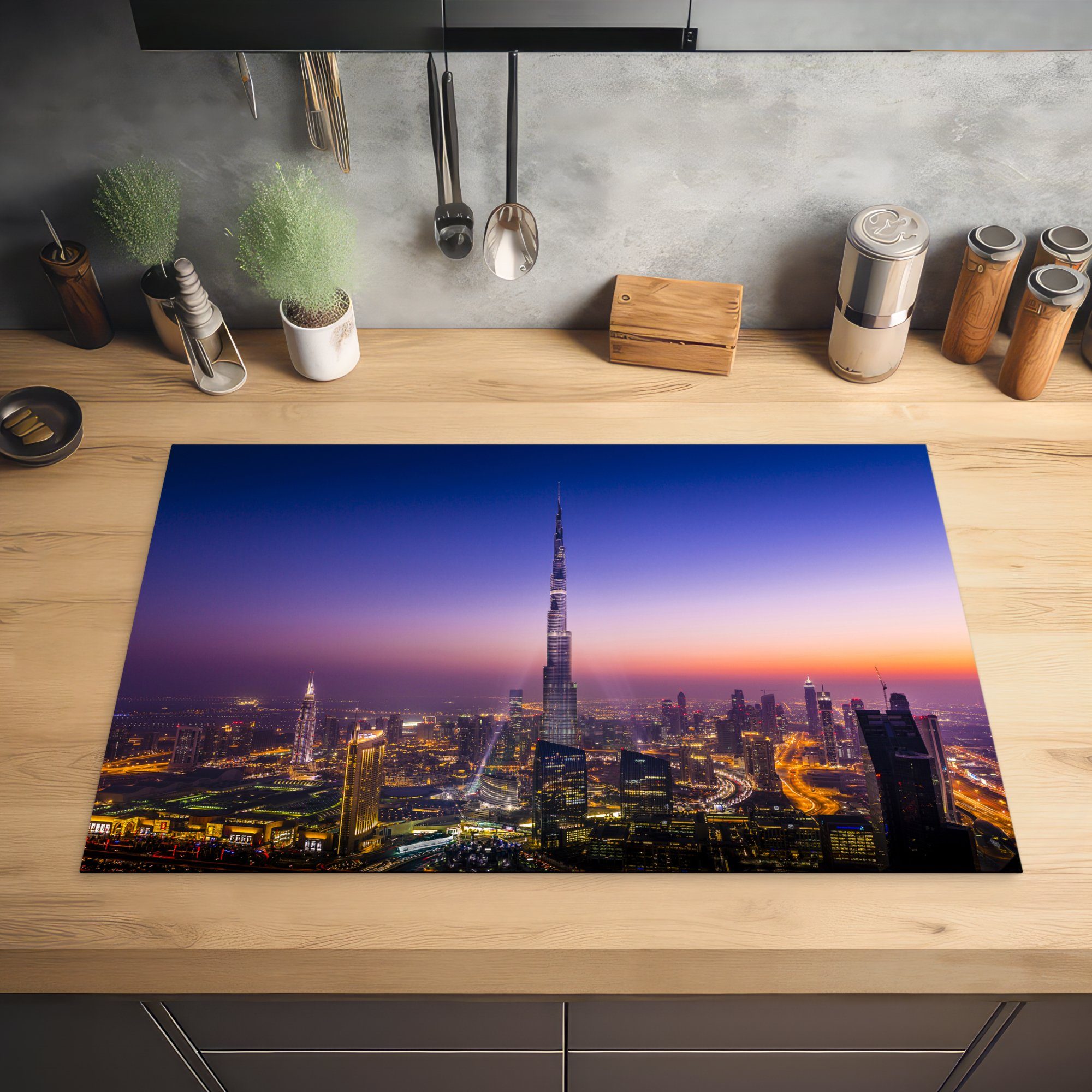 über Ceranfeldabdeckung (1 Dubai, die Induktionskochfeld Bunter MuchoWow Burj Herdblende-/Abdeckplatte Vinyl, 81x52 für und cm, dem Schutz Khalifa-Wolkenkratzer tlg), Himmel küche,