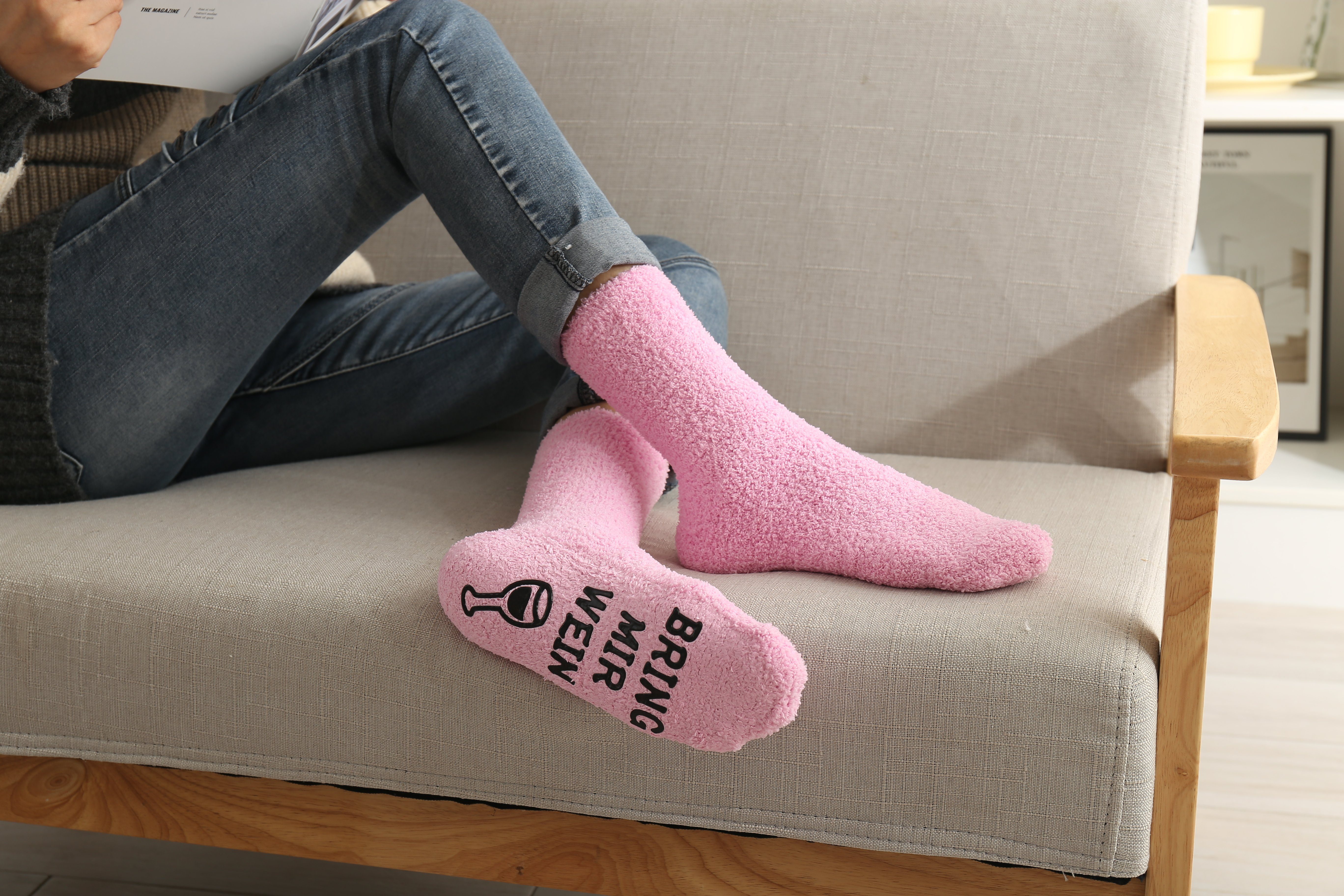 Lucadeau Kuschelsocken Geschenk für Frauen mit Wein Spruch, liebevoll als Cupcake verpackt (Gr. 37-43, 1 Paar) rutschfest, flauschig, Geschenkverpackung