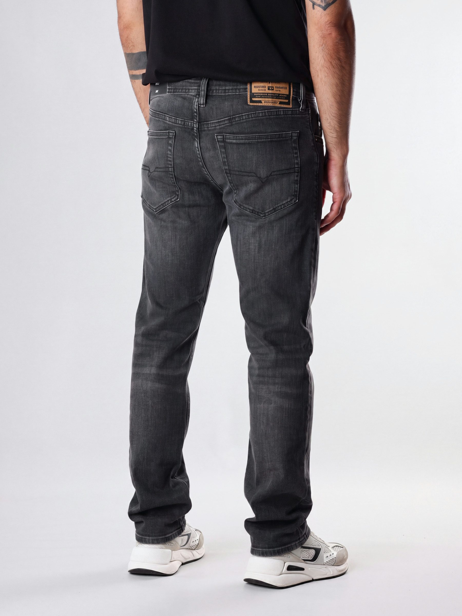 Diesel Tapered-fit-Jeans Regular Fit, niedrige Leibhöhe - BUSTER-X - Länge:32 Leichter Denim, mittlerer bis hoher Stretch