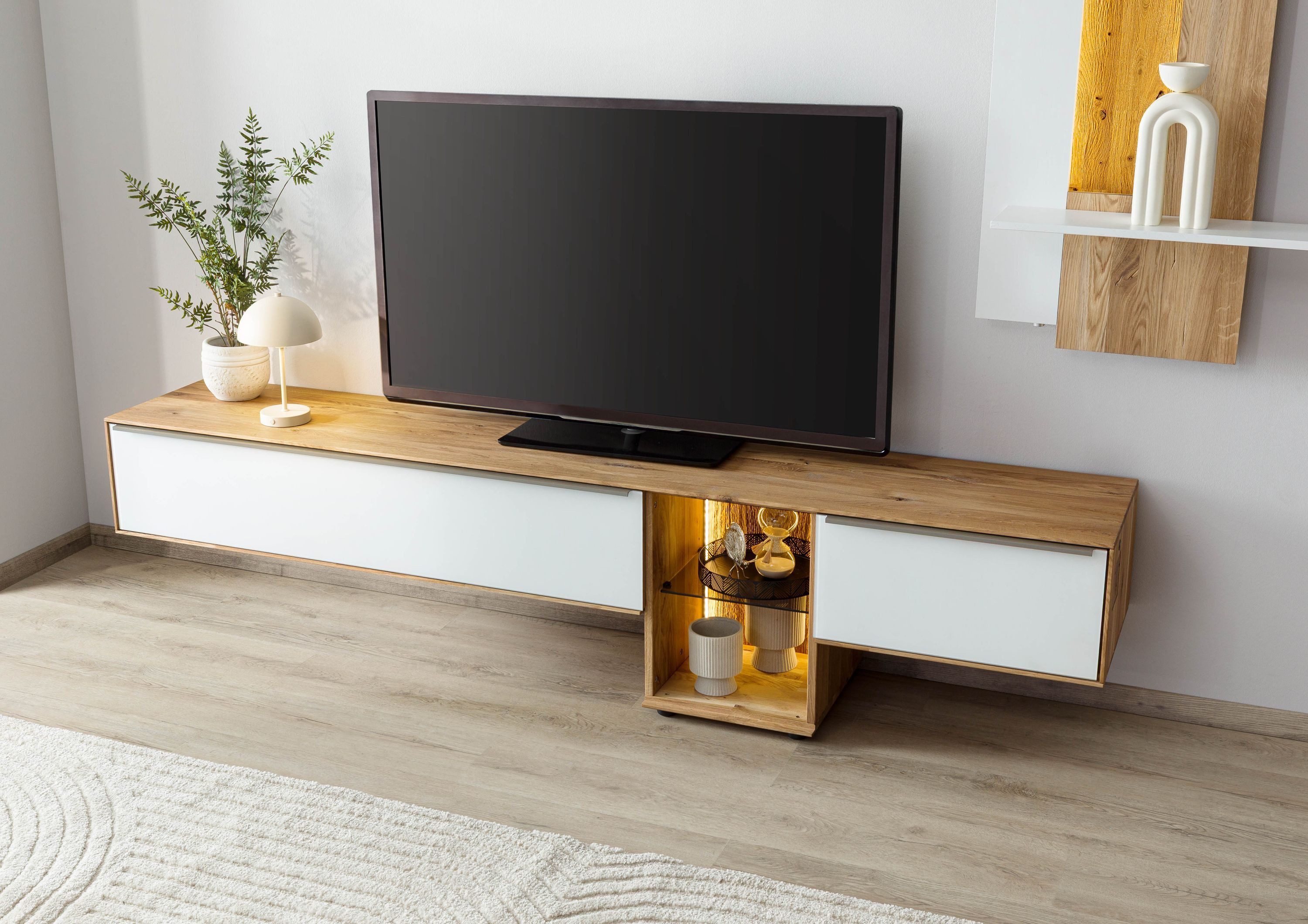 Massivmoebel24 Lowboard WIEN (Massivholz), Wildeiche 240x43x55 natur geölt / Glas weiß WIEN #110