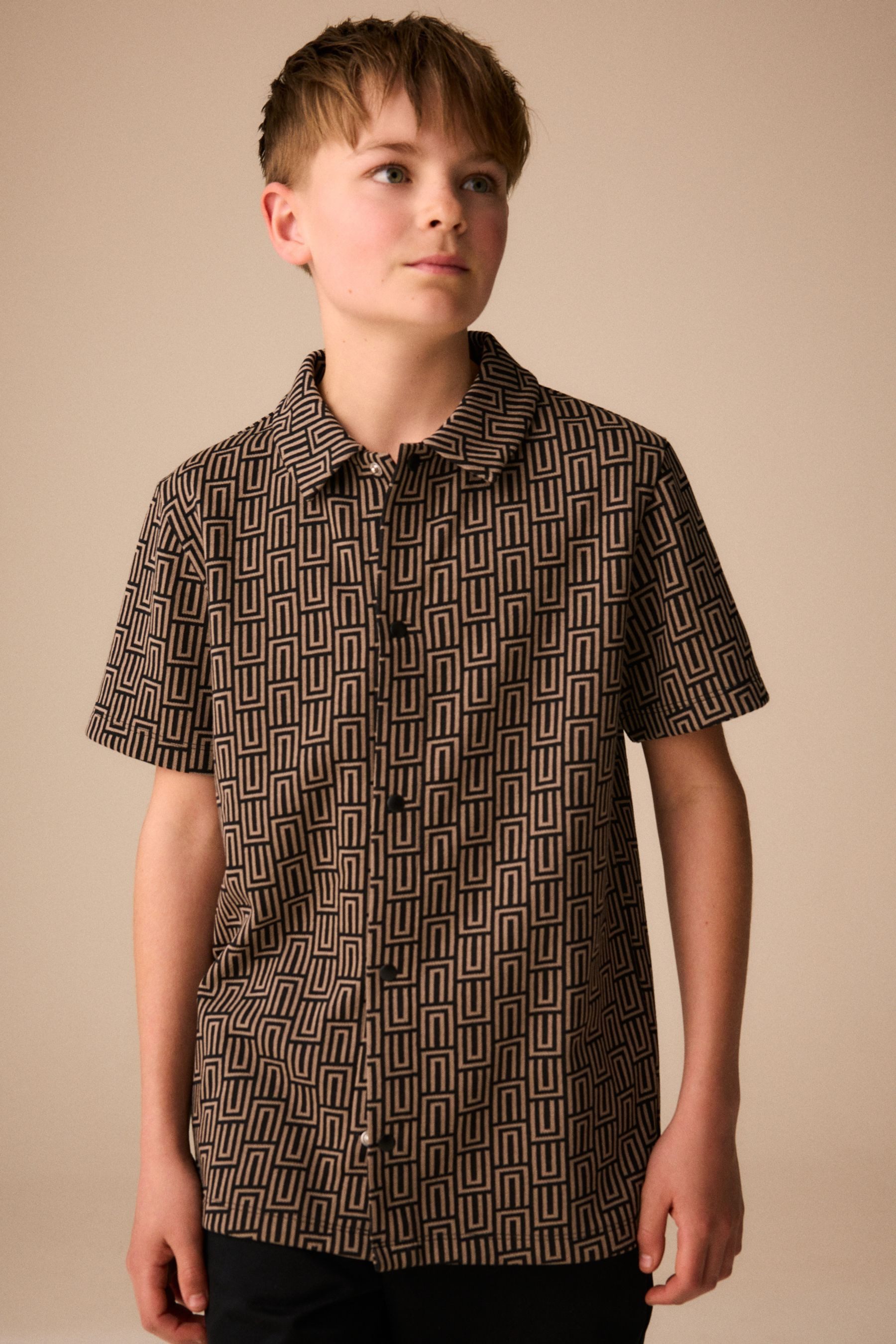 Next Poloshirt Kurzärmeliges Jersey-Hemd mit Geo-Muster (1-tlg) – Bild 5 von 5