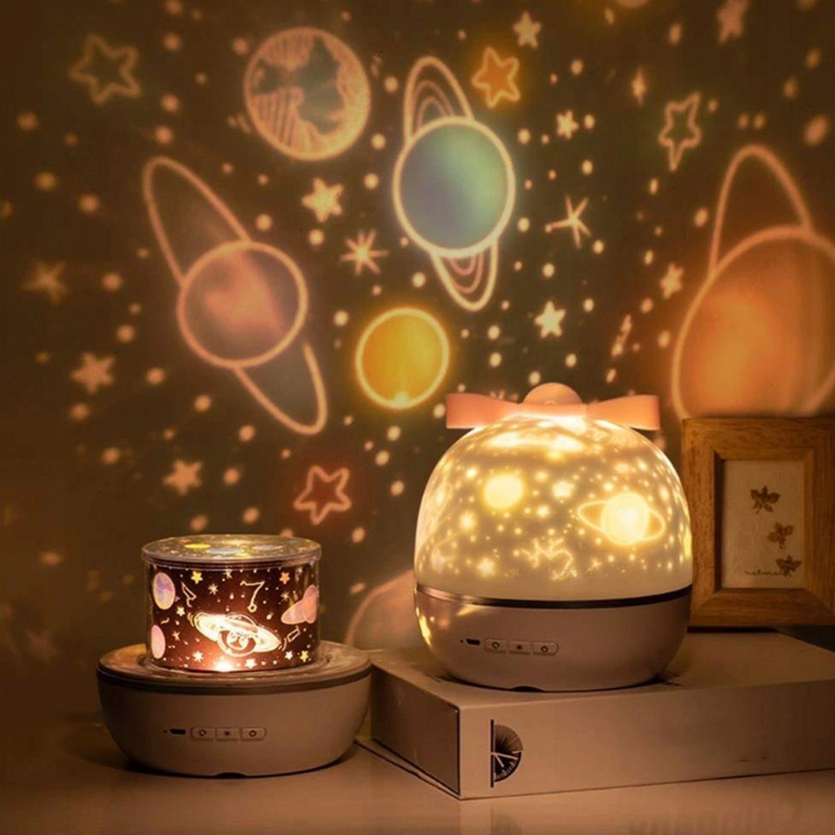 AKKEE LED Nachtlicht Kinder Sternenhimmel Projektor Lampe USB Aufladen 360°  Drehbar, Modern, LED fest integriert, LED Nachtlicht Baby Projektionslampe  mit 6 Projektionsfilmen