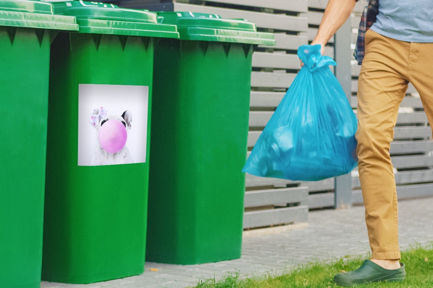Wandsticker (1 MuchoWow Abfalbehälter St), Mülltonne, eine Mülleimer-aufkleber, pustet Kaugummiblase Sticker, Container, Hund Ein