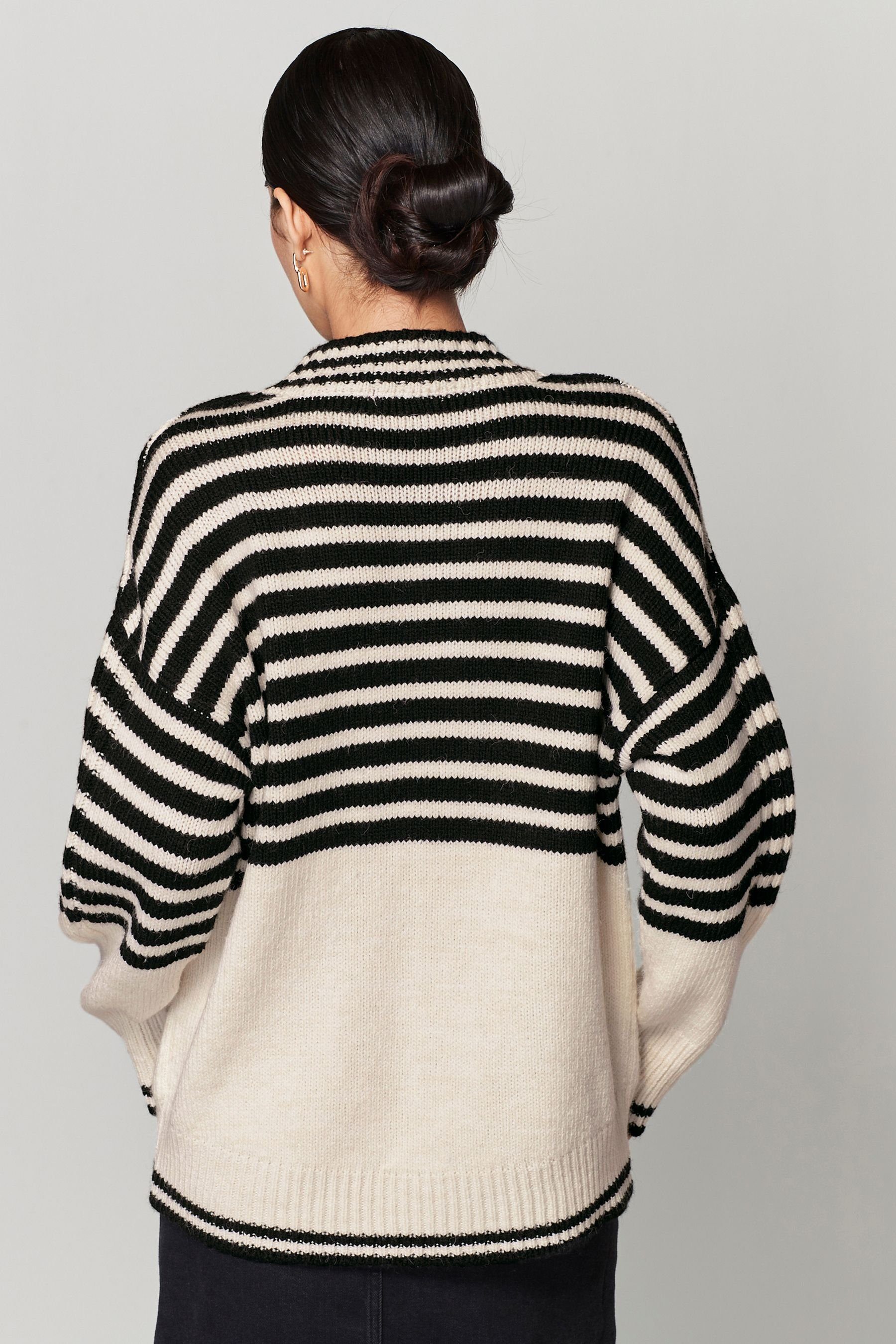 Ecru V-Ausschnitt-Pullover hohem Pullover Next V-Ausschnitt (1-tlg) Black Cream Stripe and mit
