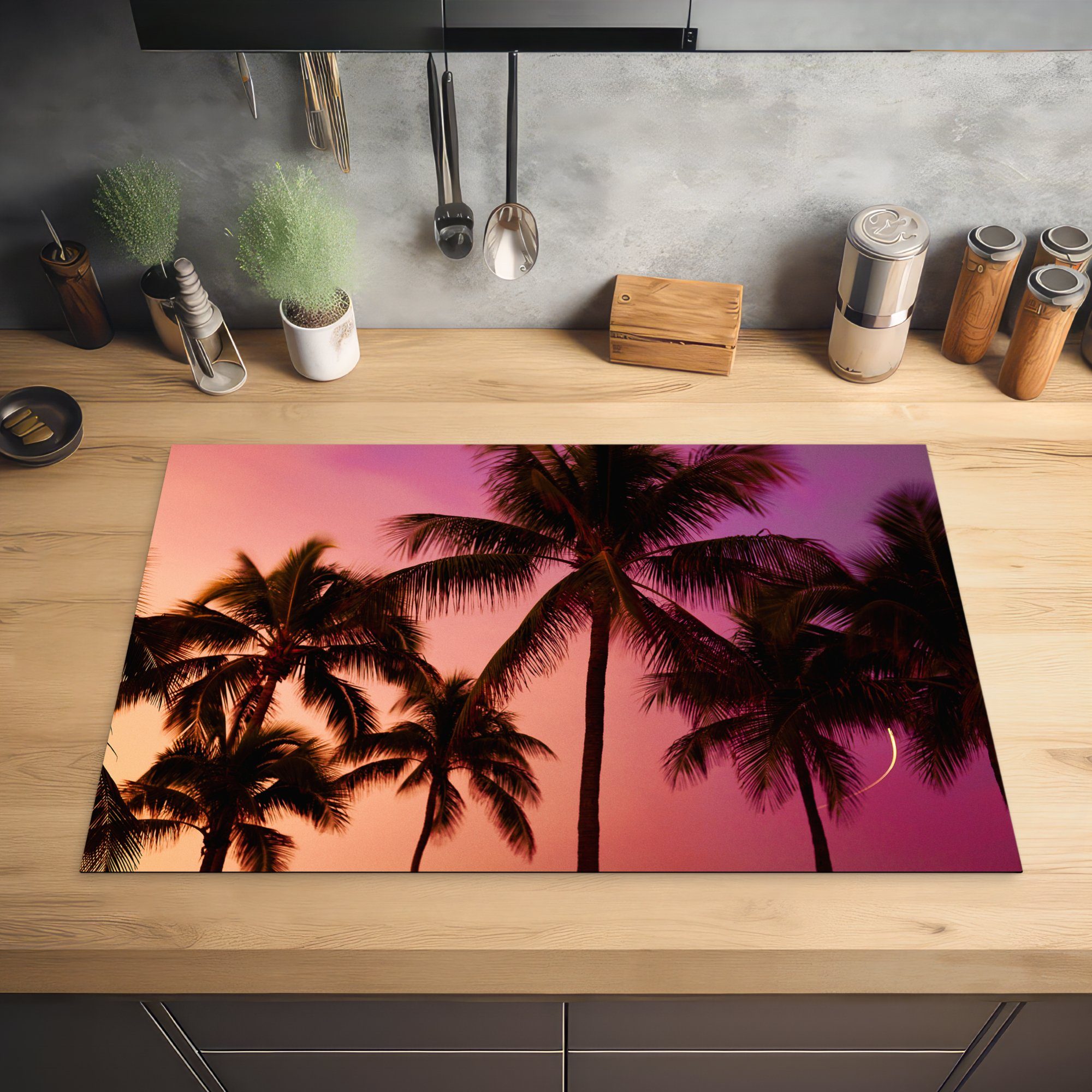 MuchoWow Herdblende-/Abdeckplatte Silhouetten von Palmen vor tlg), (1 die farbigen küche, einem cm, für Vinyl, Schutz 81x52 Induktionskochfeld Himmel, Ceranfeldabdeckung