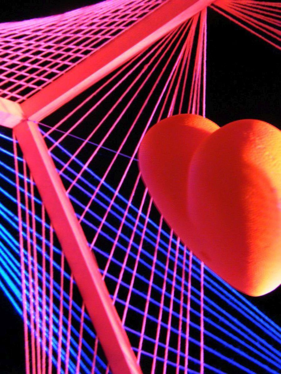 PSYWORK Dekoobjekt Schwarzlicht 3D Heart", unter Würfel Schwarzlicht "Burning StringArt UV-aktiv, 55cm, leuchtet Fadendeko