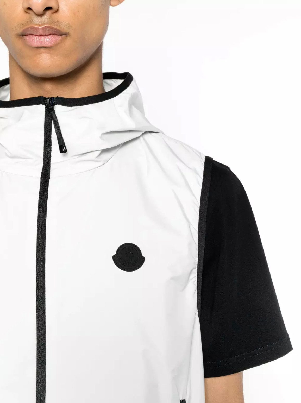 MONCLER Funktionsweste Vallese Unisex Jacke Mit einer praktischen Kapuze, ideal für alle Wetterlagen