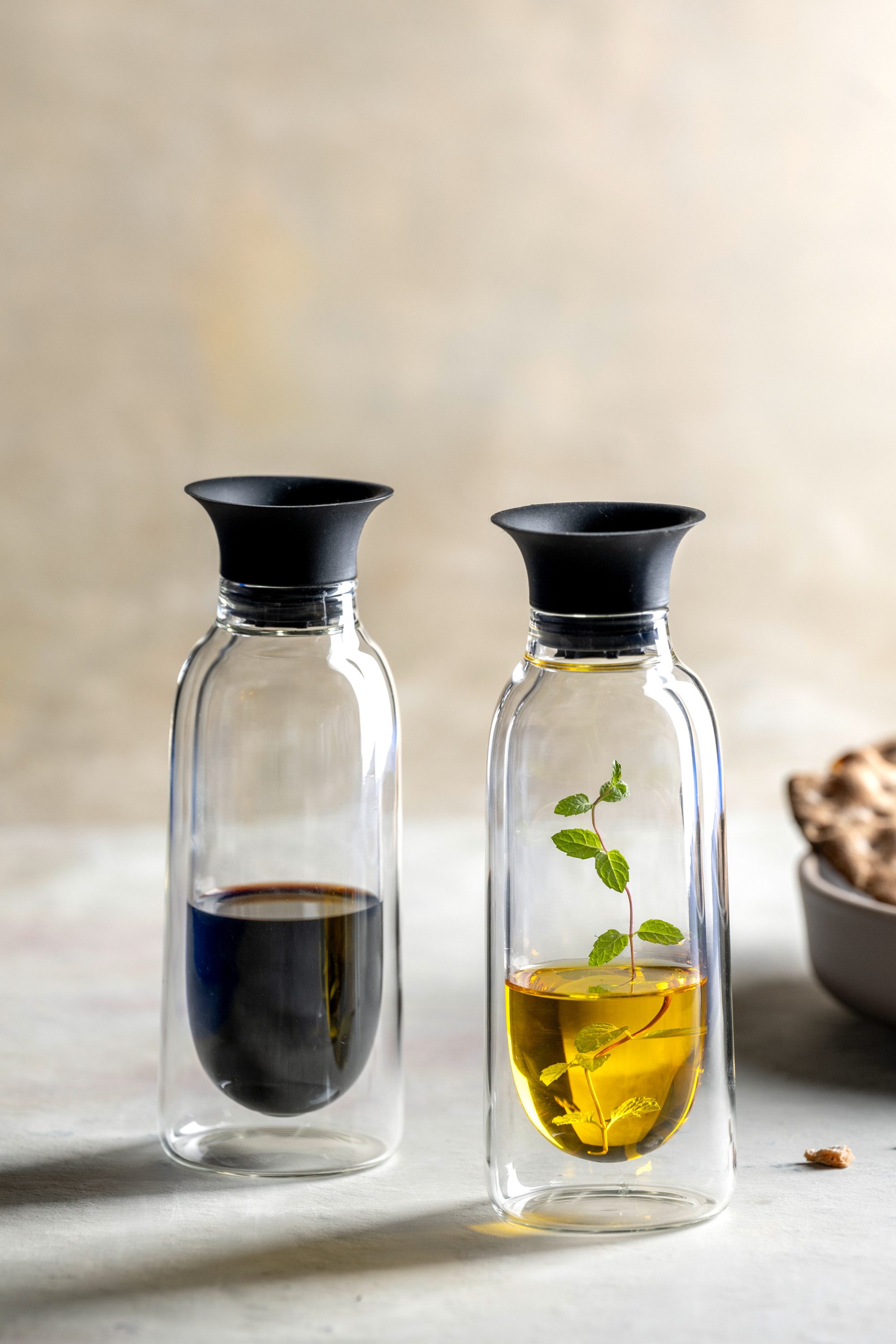 LEONARDO Menage-Set Essig- und Ölflasche DUO, 2er Set, (Set, 2-tlg), aus doppelwandigem Glas mit Silikondeckel