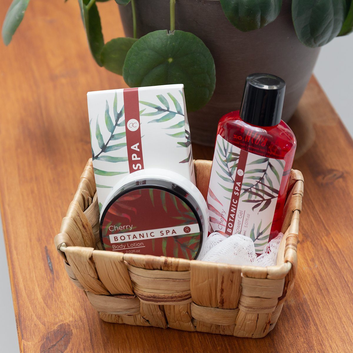 ACCENTRA Pflege-Geschenkset "Cherry Spa" Geschenkset im Seegras-Körbchen mit fruchtigen Kirch-Duft, Hergestellt ohne Tierversuche