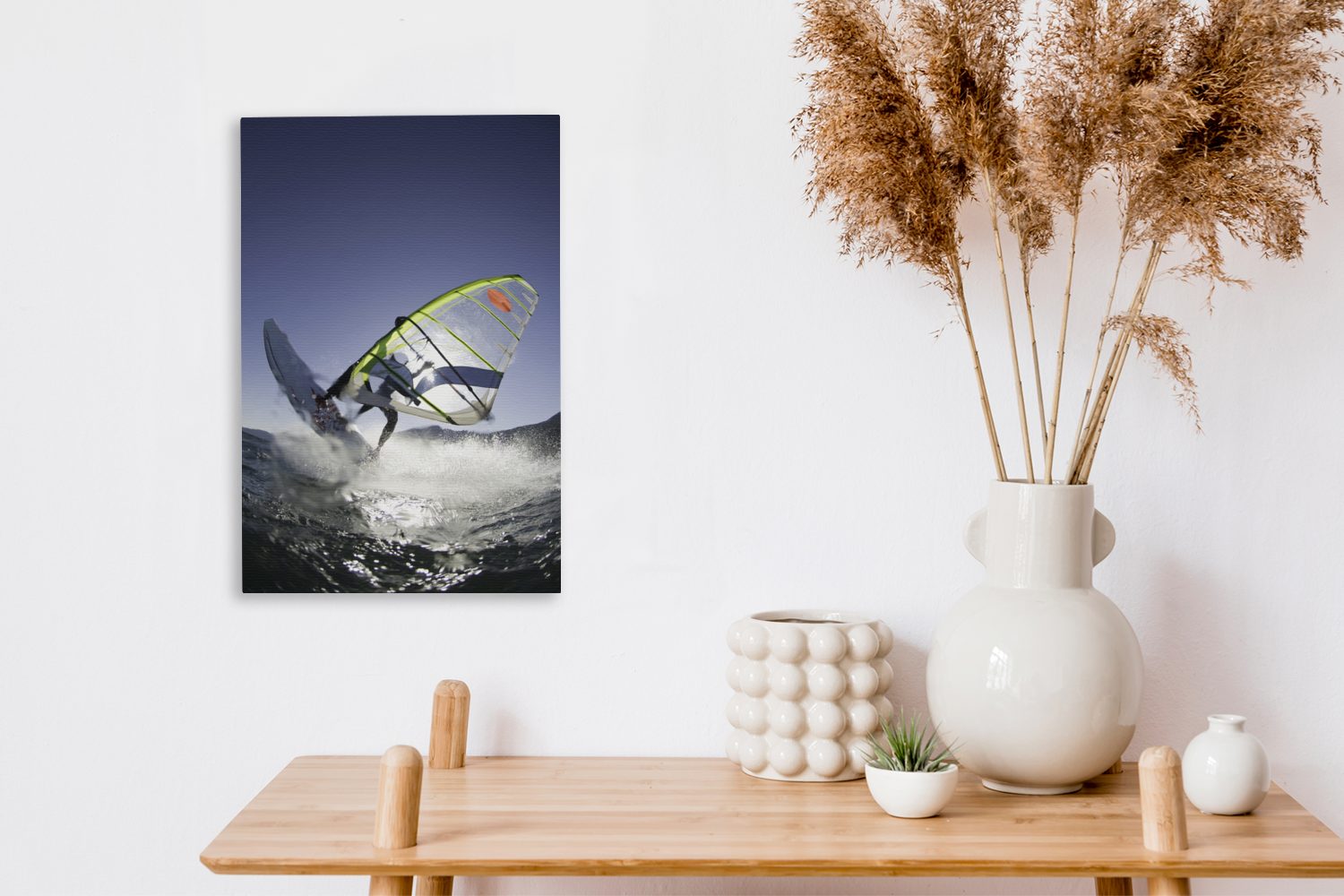 Zackenaufhänger, Windschutzscheibe fertig Gemälde, Leinwandbild 20x30 OneMillionCanvasses® Bei cm die vor Windsurfer inkl. Leinwandbild befindet St), bespannt sich einem (1 der,