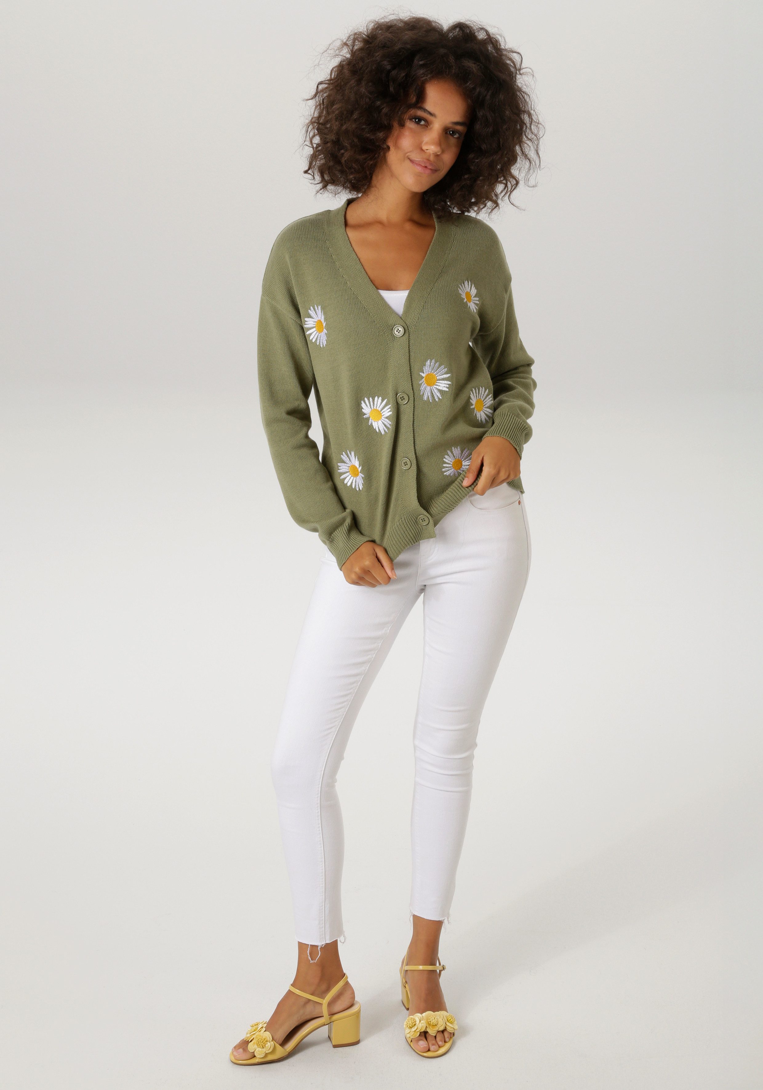 Aniston CASUAL Strickjacke mit aufgestickten Margeriten verziert – Bild 4 von 5
