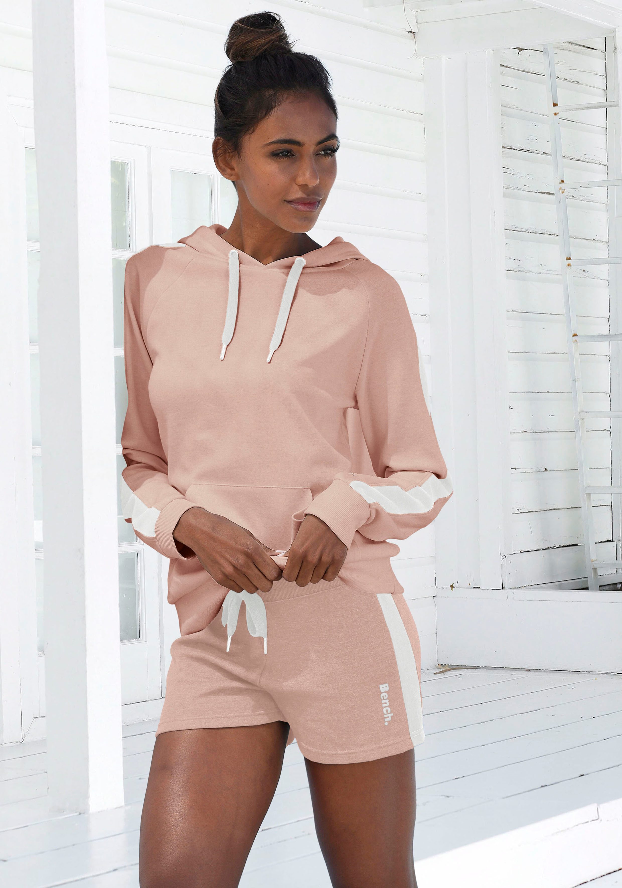 Bench. Loungewear Kapuzensweatshirt mit Seitenstreifen und Kängurutasche, Loungewear