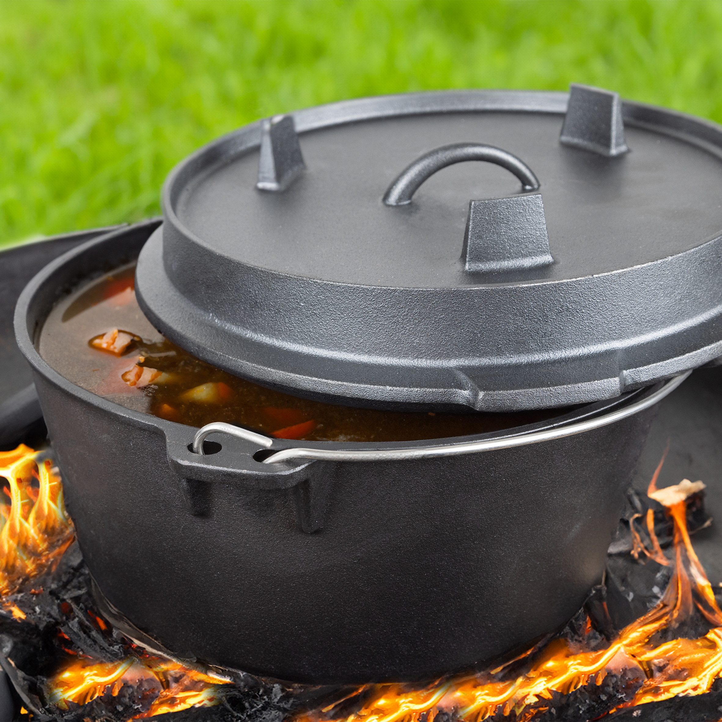 Haushalt International Grilltopf XL Dutch oven ca. 8,5 Liter Schmortopf Bräter 24628, Gusseisen (Set), Gusseisen inkl. Deckelheber und Standfüßen