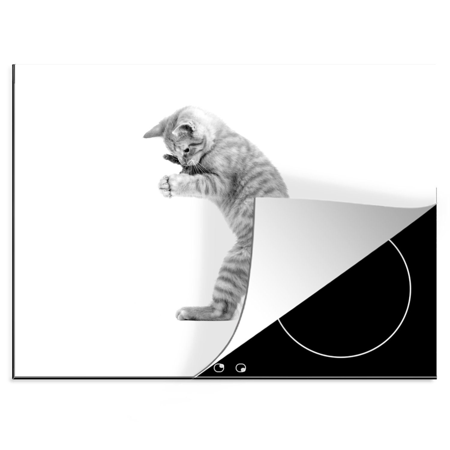 MuchoWow Herdblende-/Abdeckplatte Kätzchen mit Spielzeug - schwarz und weiß, Vinyl, (1 tlg), 70x52 cm, Mobile Arbeitsfläche nutzbar, Ceranfeldabdeckung