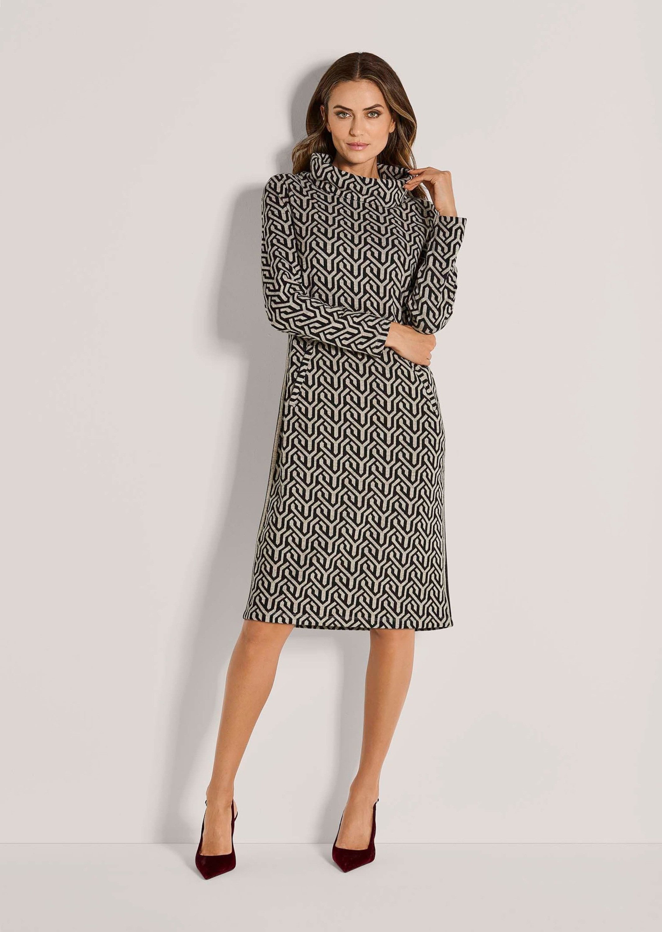 MADELEINE Midikleid Kleid mit Grafik-Jacquard und Rollkragen H-Linien-Kleid mit Schalkragen und langen Ärmeln