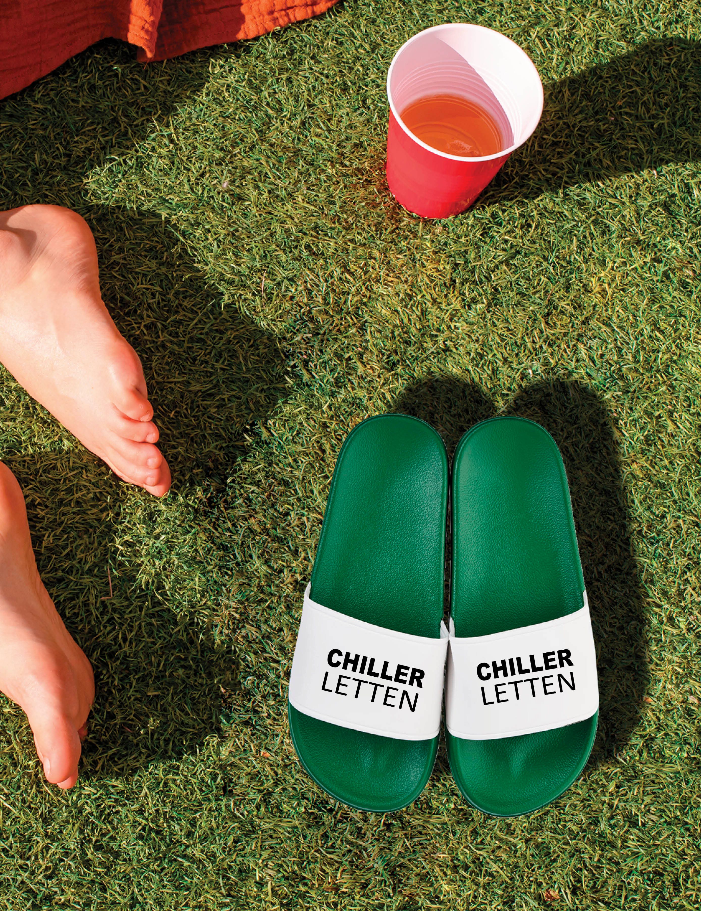 Youth Designz Herren Damen Badelatschen "Chiller Letten" Fun-Print lustig Geschenk Badeschuh mit witzigen Aufdruck für Männer und Frauen
