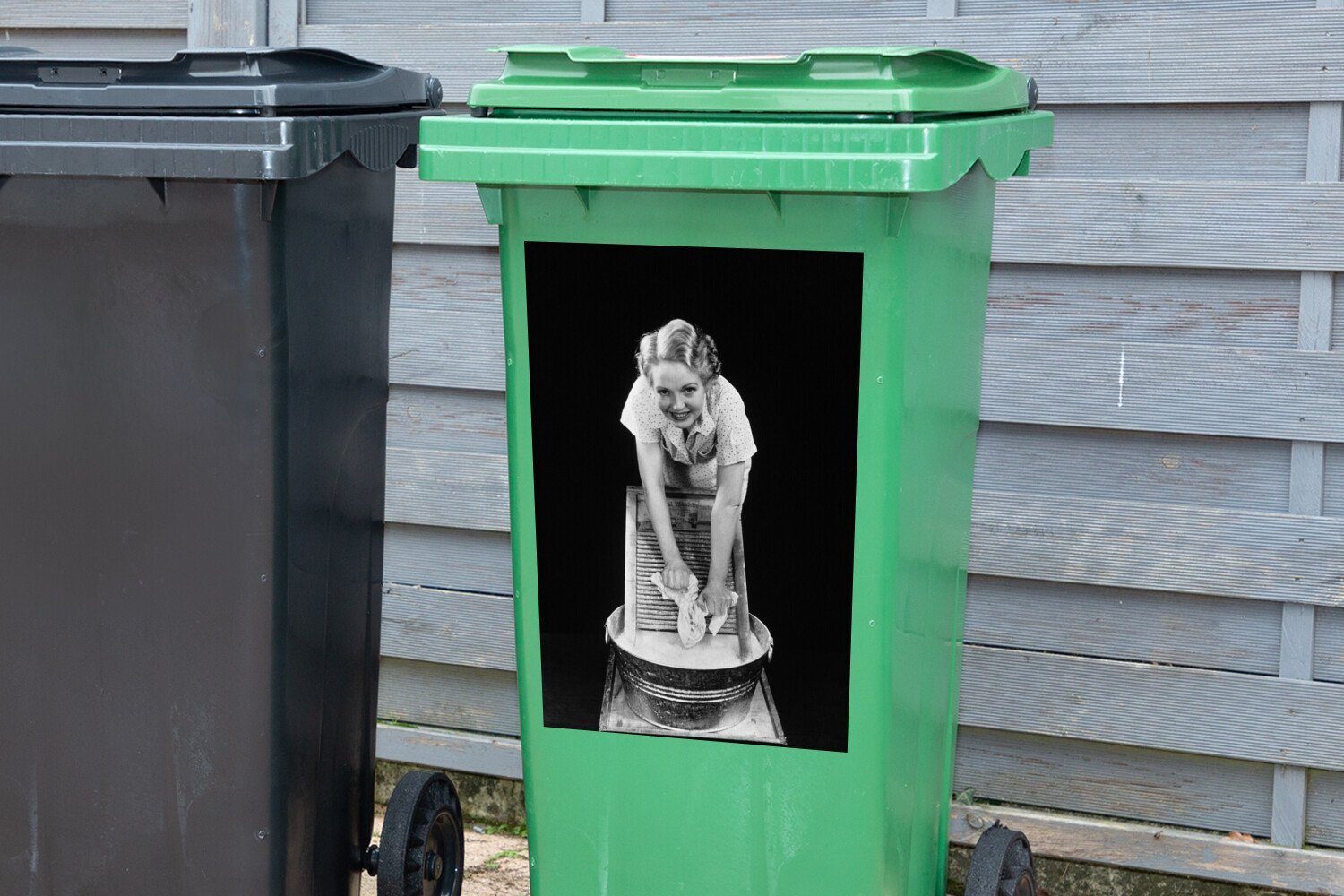 MuchoWow Wandsticker Frau Container, St), mit Sticker, Mülleimer-aufkleber, Abfalbehälter (1 Mülltonne, Waschbrett