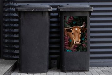 MuchoWow Wandsticker Kuh - Blumen - Schmetterlinge - Porträt (1 St), Mülleimer-aufkleber, Mülltonne, Sticker, Container, Abfalbehälter