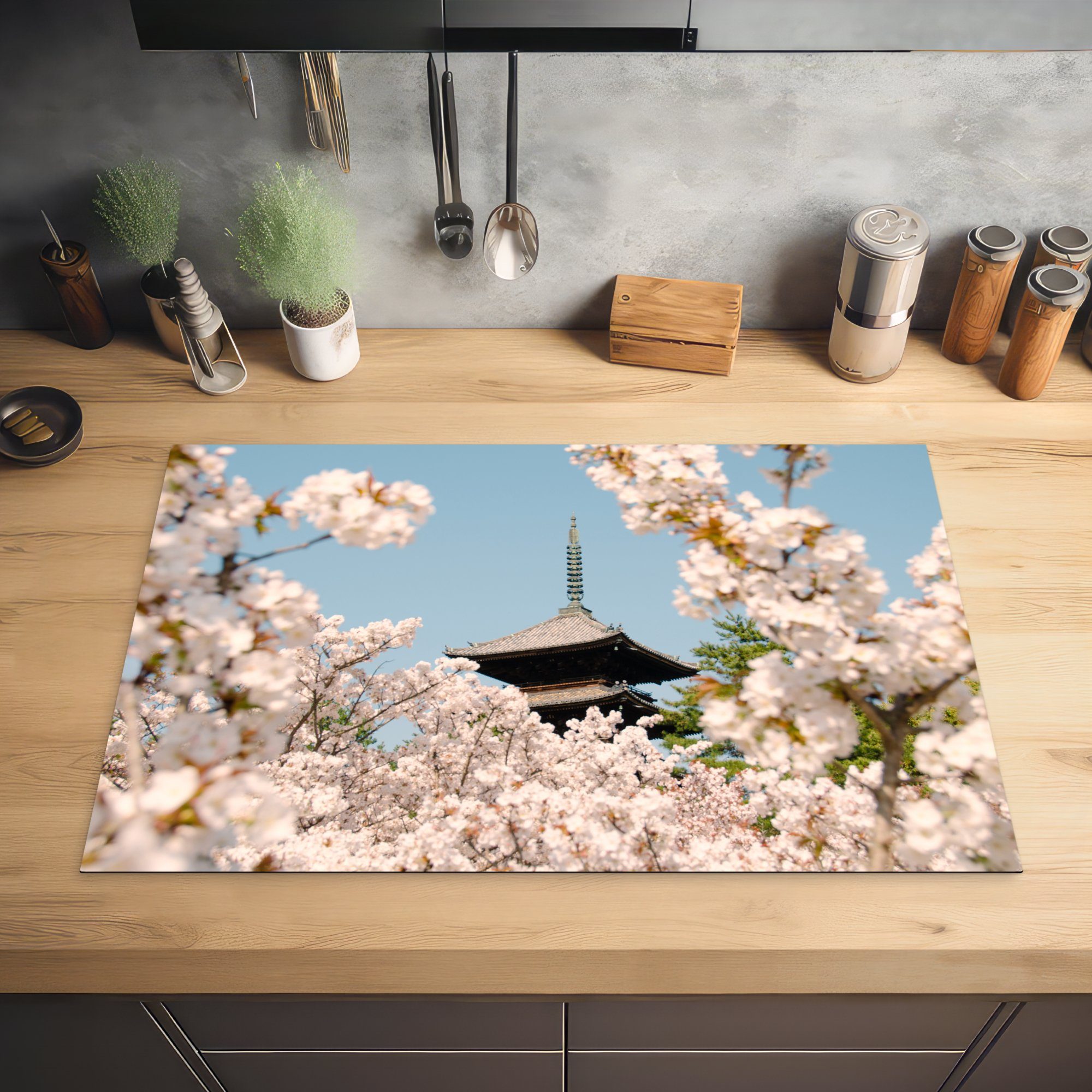 MuchoWow Herdblende-/Abdeckplatte Sakura - Blütenbaum - (1 81x52 - für die - Schutz Induktionskochfeld Ceranfeldabdeckung Pagode Vinyl, Frühling, küche, cm, Japan tlg)