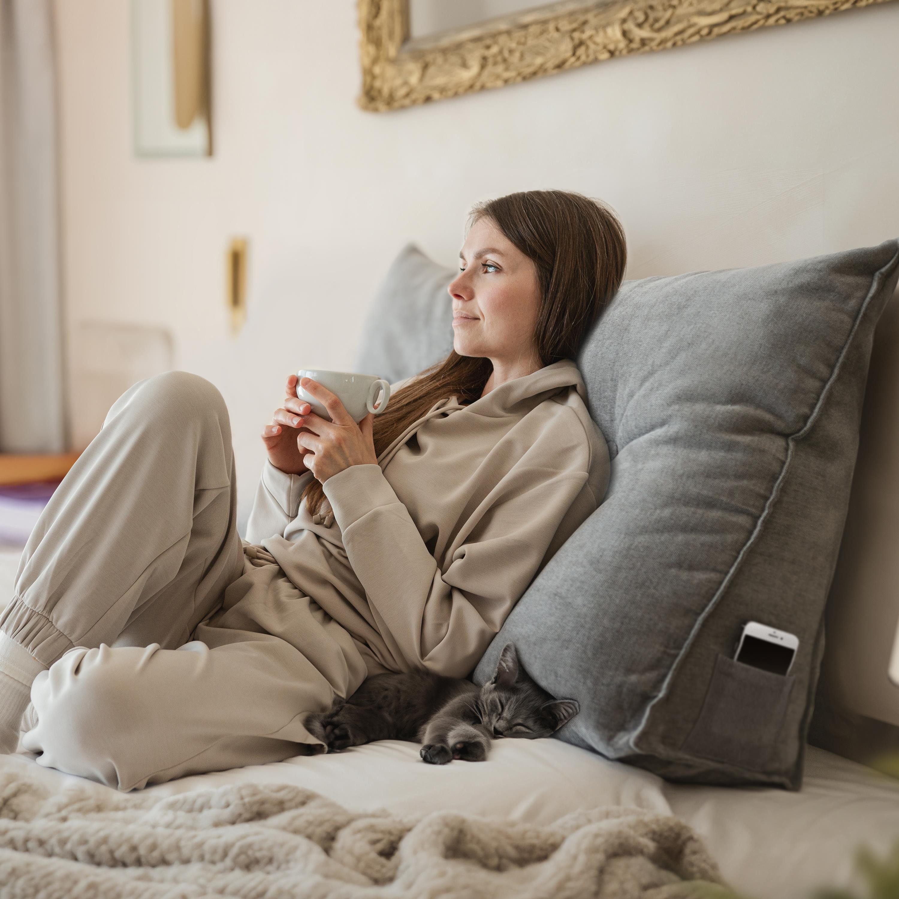 Björn&Schiller Rückenkissen Lesekissen für Bett und Sofa Keilkissen mit waschbarem Bezug, Ideal zum Anlehnen im Bett, grau, 70 cm lang