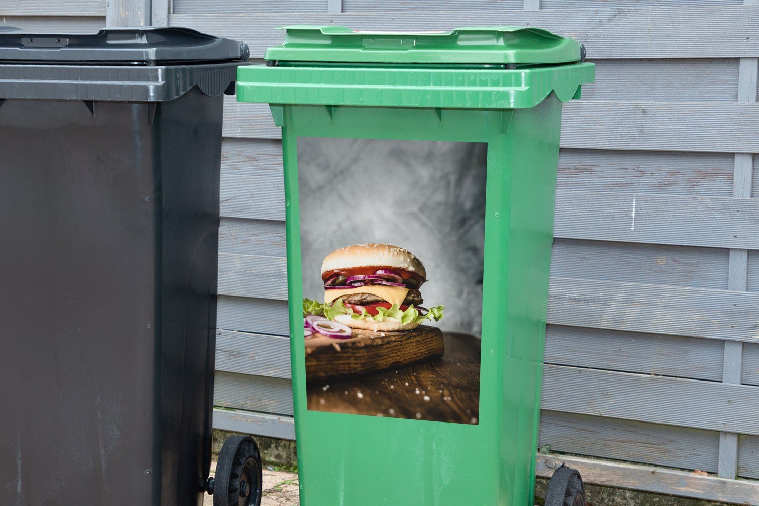 MuchoWow Wandsticker Abfalbehälter und (1 Container, Mülltonne, Käse Sticker, Mülleimer-aufkleber, roten St), Zwiebeln mit Hamburgerbrötchen