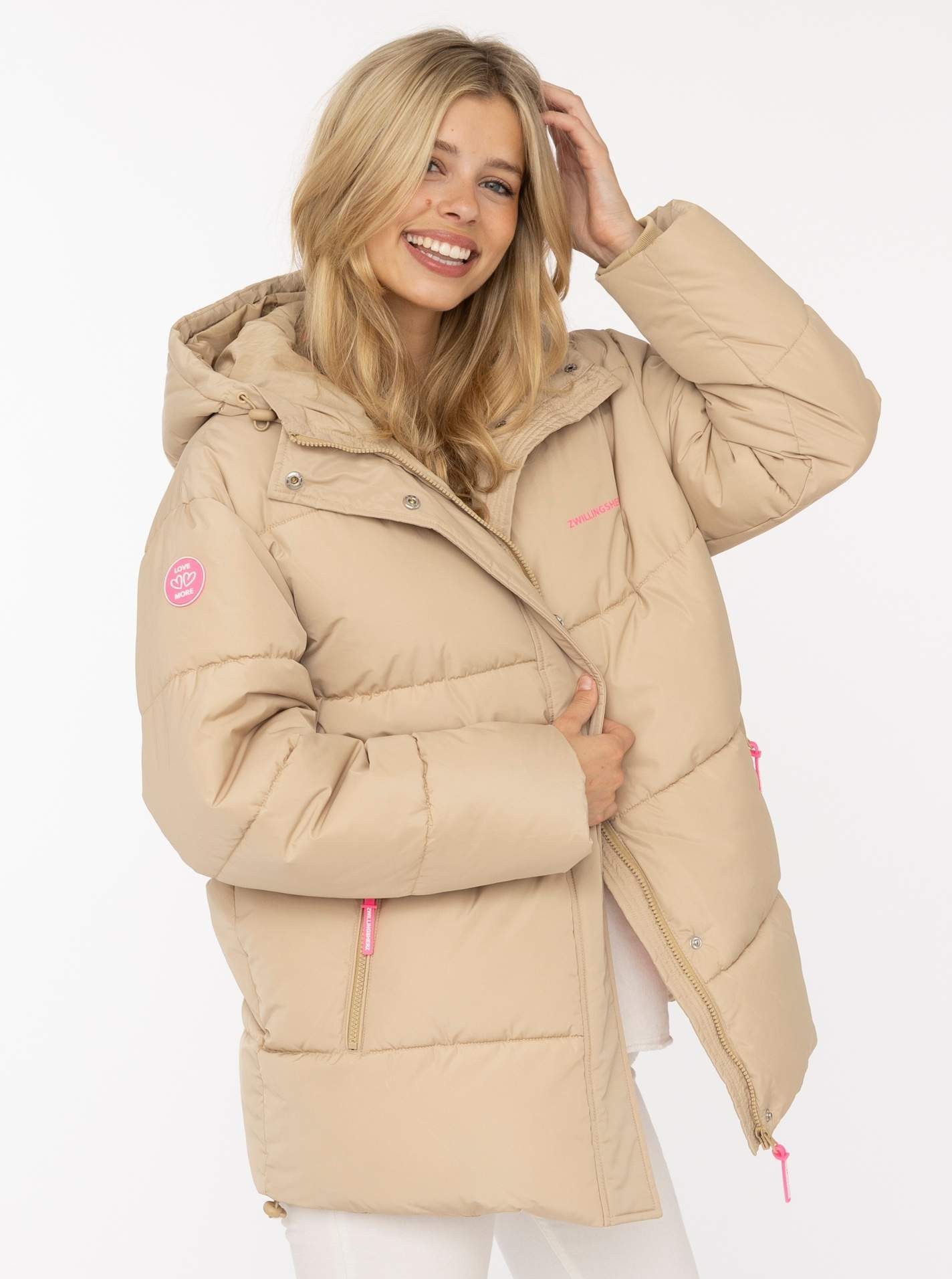 Zwillingsherz Steppjacke „Love More“ Kapuze mit Tunnelzug, verdeckter Reißverschluss, dezente Details