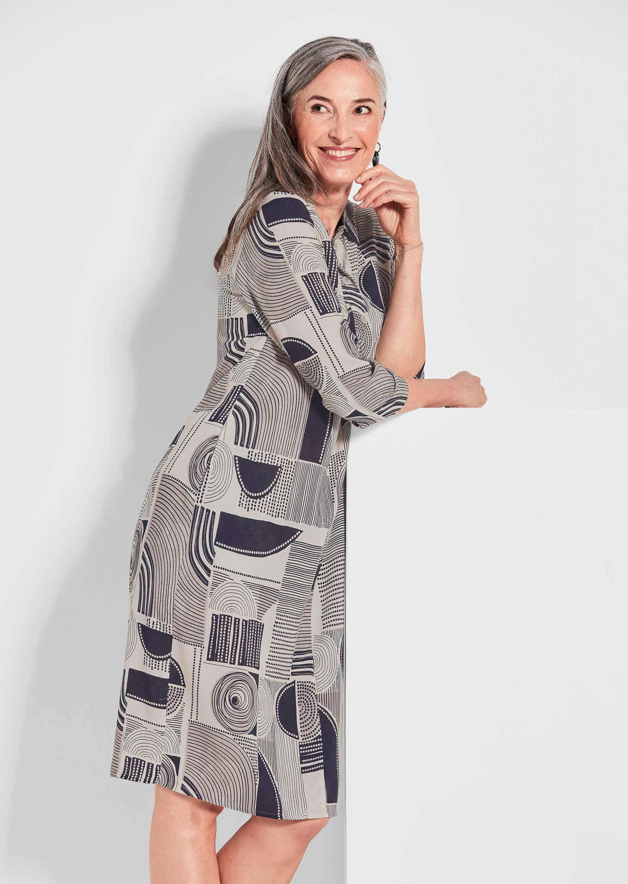 GOLDNER Sommerkleid Kurzgröße: Klassische Form mit Knopfleiste und Taschen, Midilänge, Halbarm – Bild 4 von 5