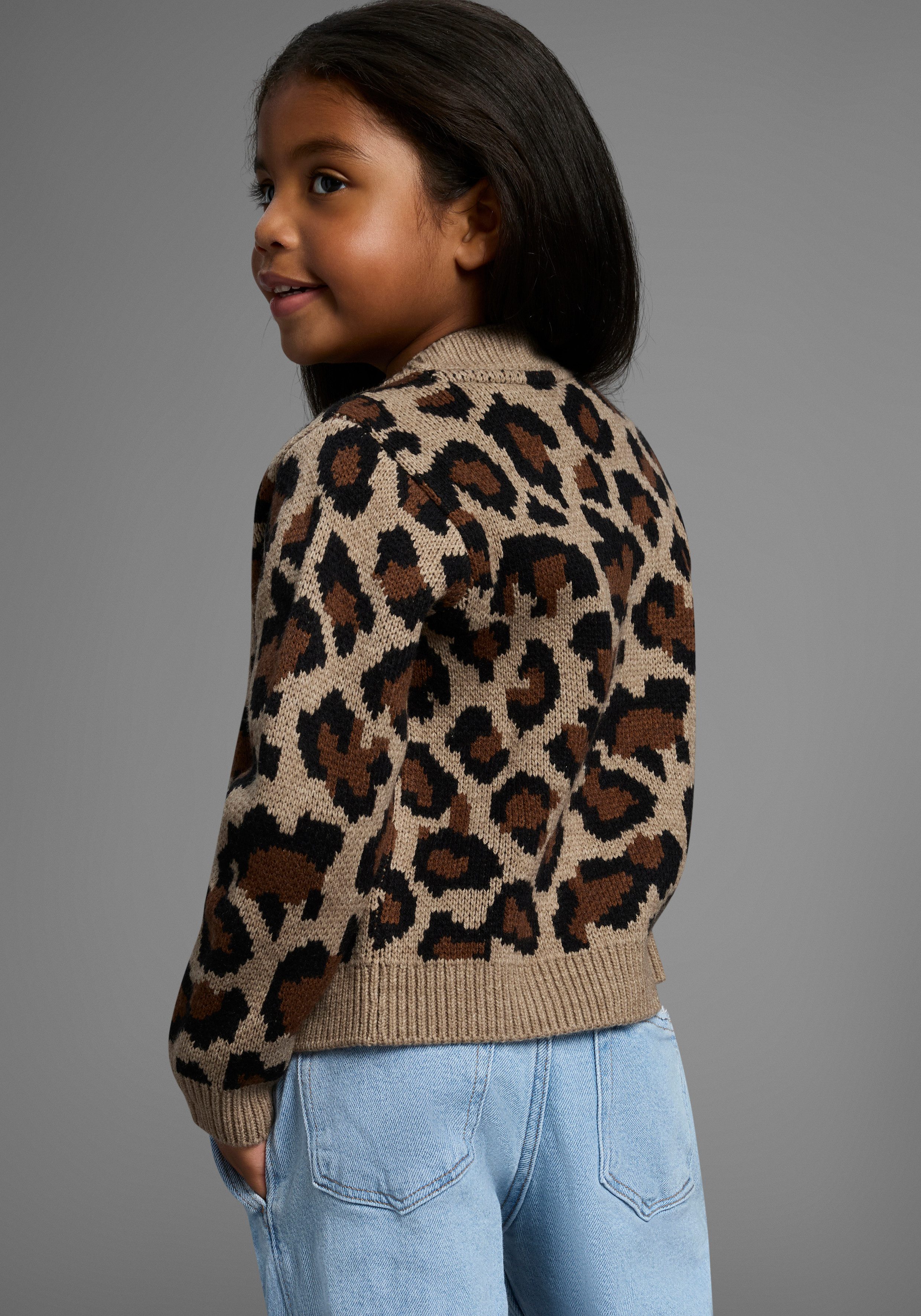 KIDSWORLD Strickjacke Strickjacke mit Leo-Muster Strickjacke in Leo-Optik
