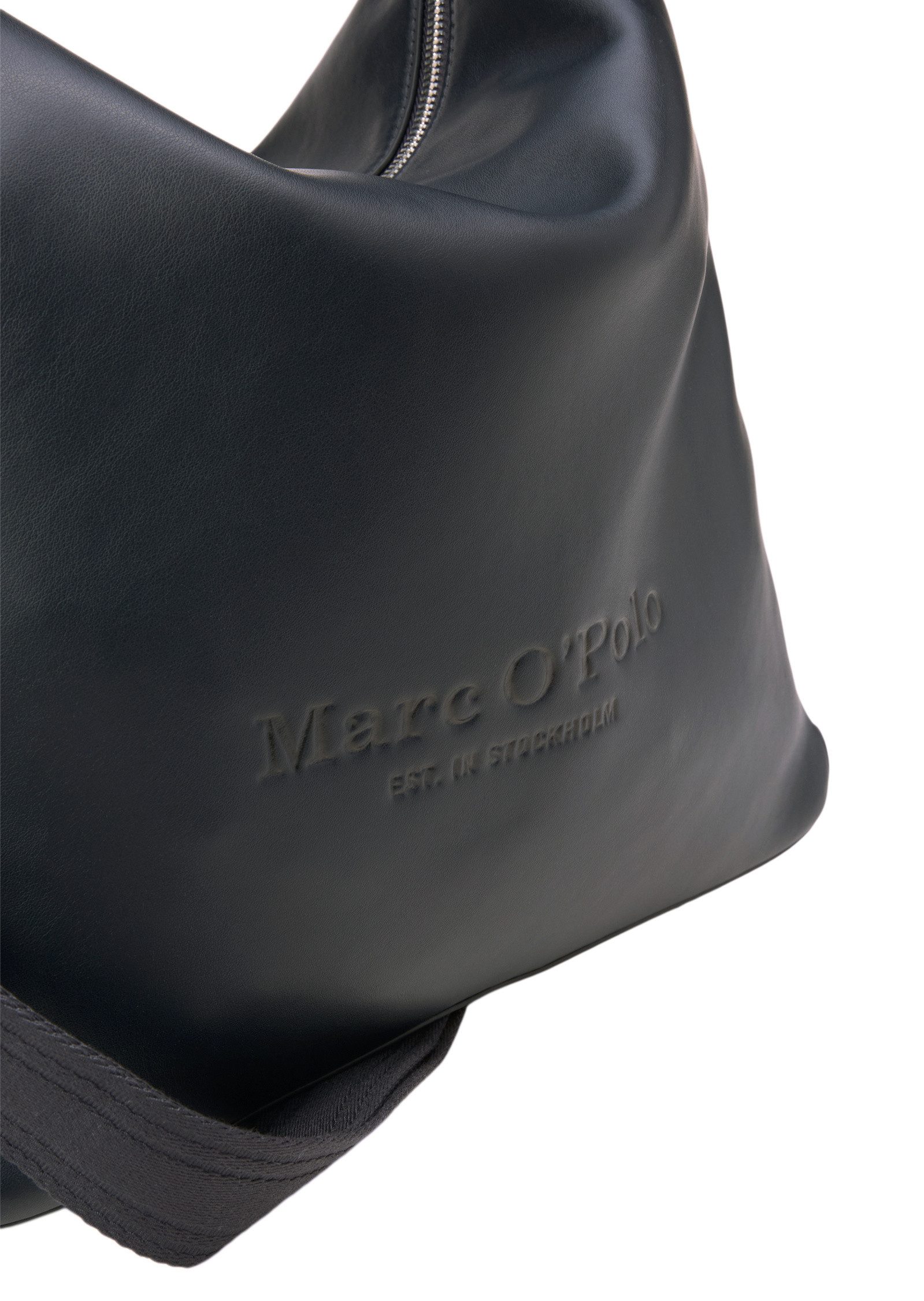 Marc O'Polo Umhängetasche aus einer Lederalternative aus recyceltem Polyester
