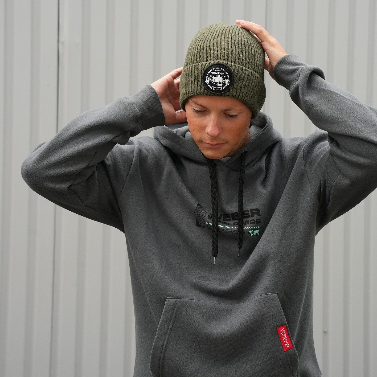 Weber GmbH Beanie Weber #Werkeholics Beanie grün (1-St) mit Logo, grün, mit breitem Umschlag