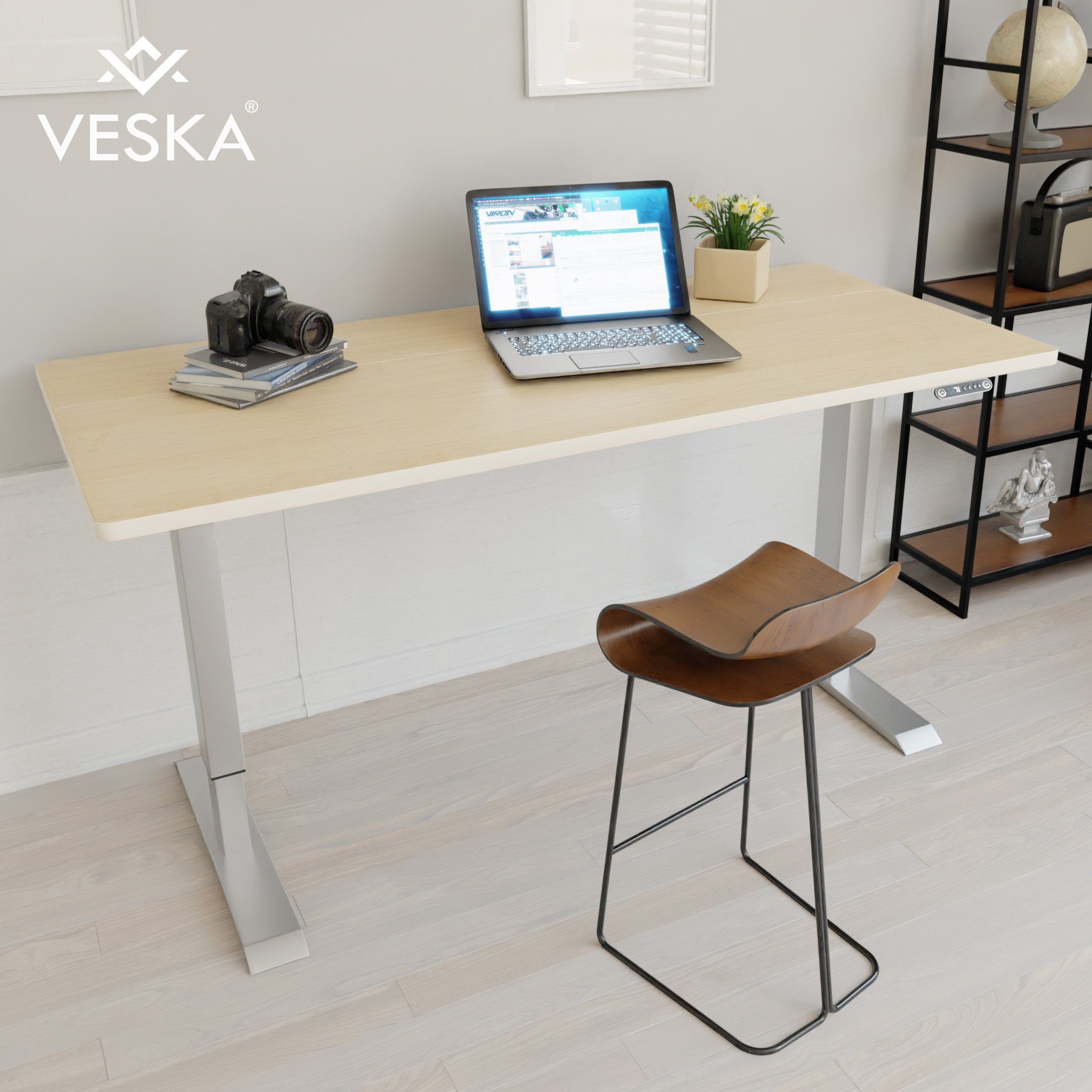 VESKA Schreibtisch Höhenverstellbar 140 x 70 cm - Bürotisch Elektrisch mit Touchscreen - Sitz- & Stehpult Home Office Silber | Bambus
