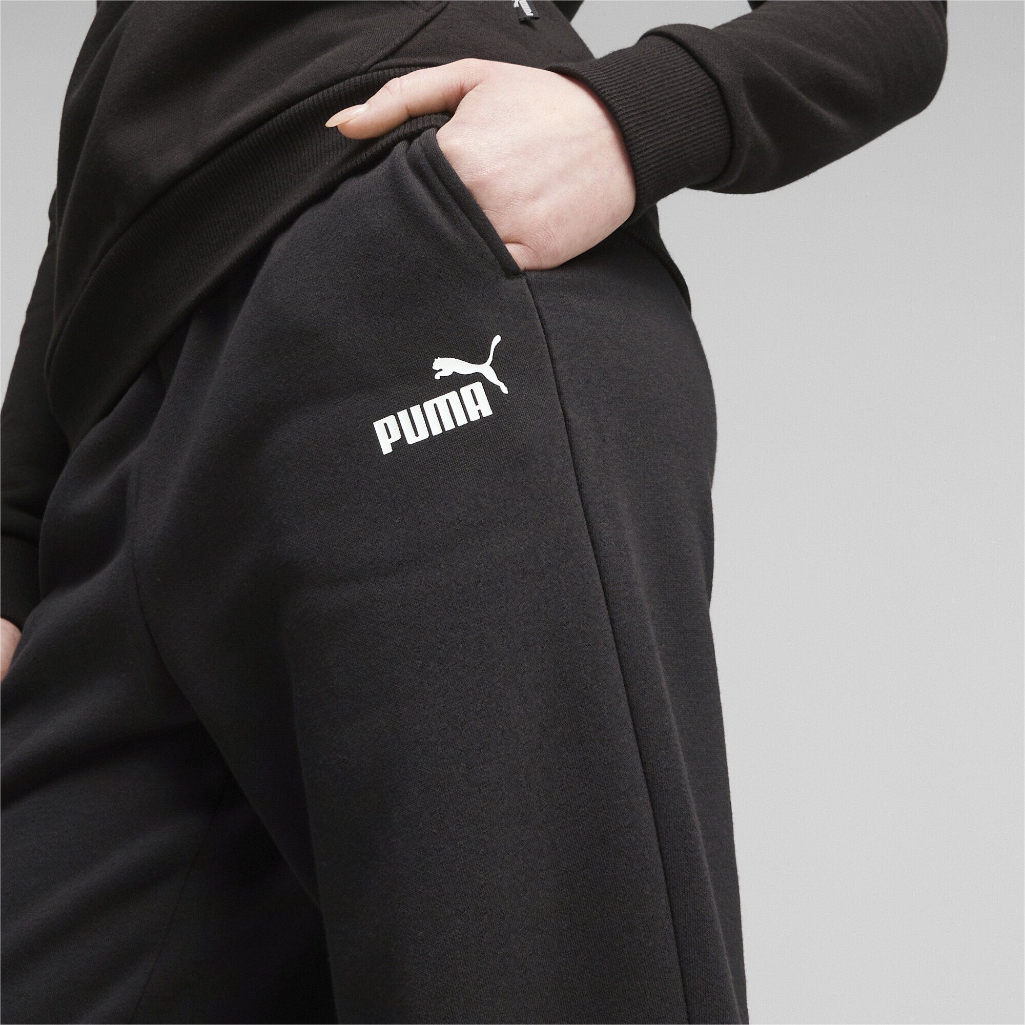 PUMA Sporthose ESS+ Comfort Black Jogginghose Damen
