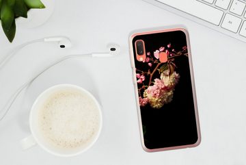 MuchoWow Handyhülle Eine Kirschblüte vor schwarzem Hintergrund, Handyhülle Samsung Galaxy A20e, Smartphone-Bumper, Print, Handy