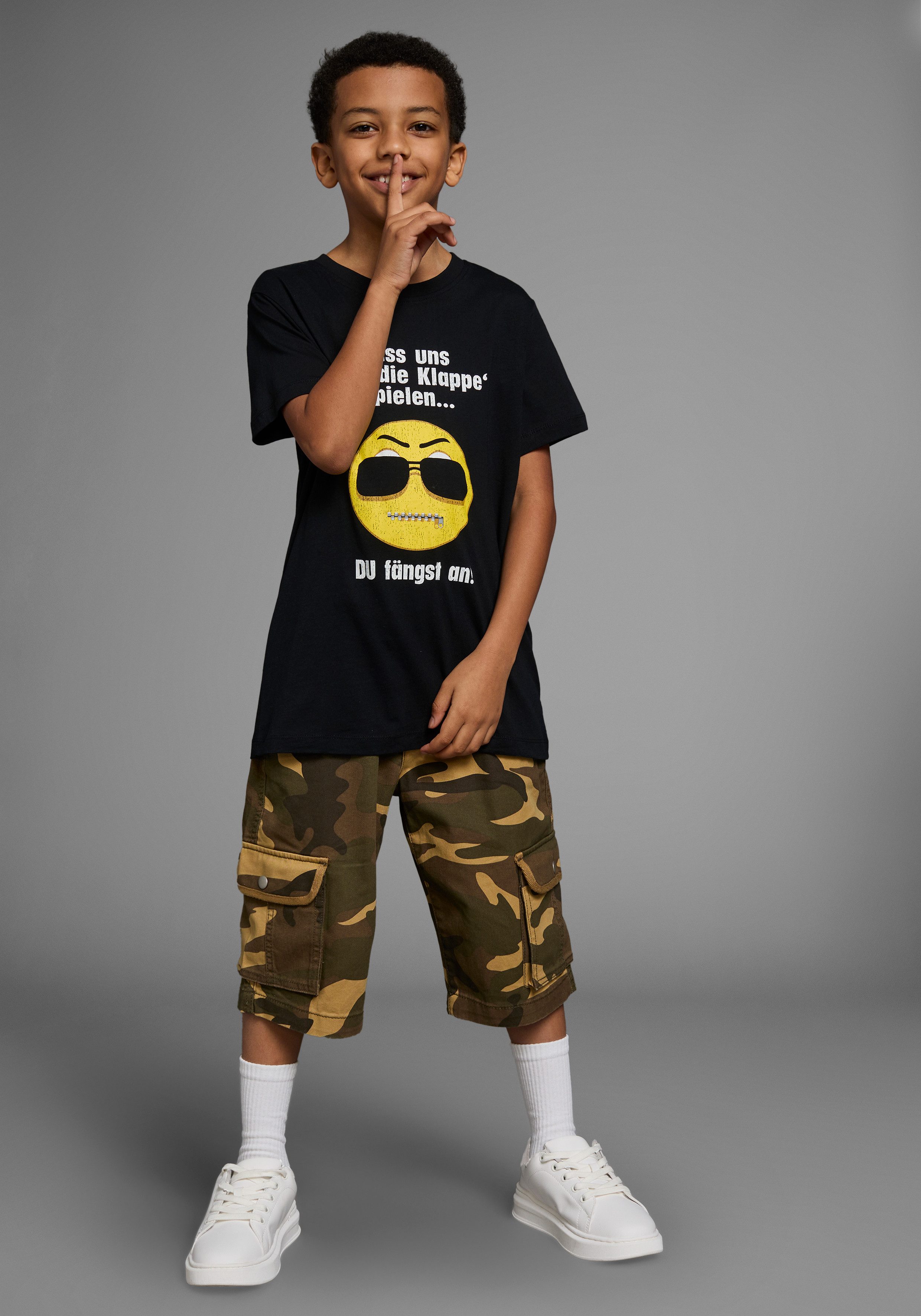 KIDSWORLD T-Shirt Mit Spruch: LASS UNS: HALT DIE KLAPPEN! SPIELEN Kurzarm, Basic-Passform, mit trendigen Statements und Sprüchen