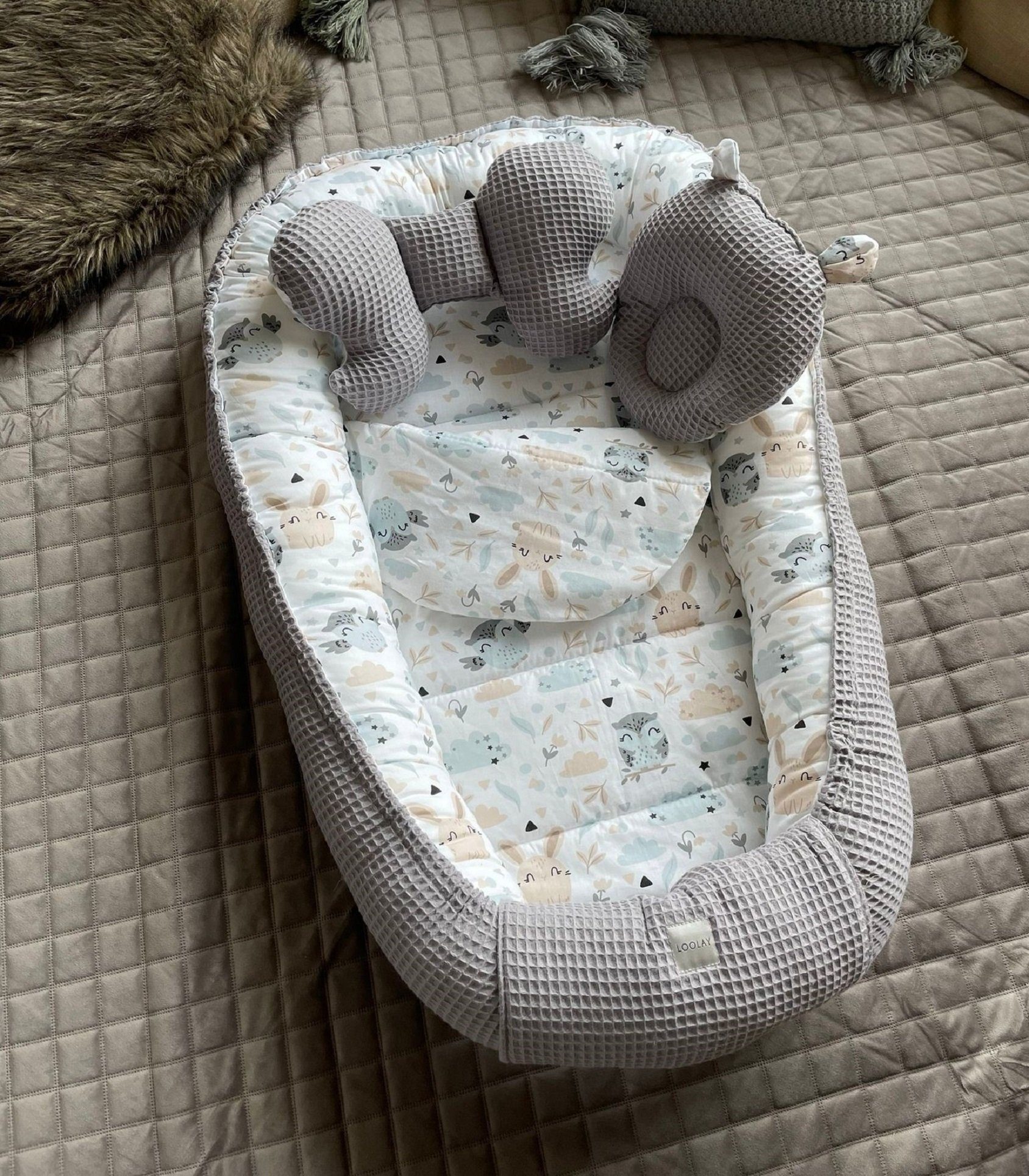 Loolay Bettnestchen GRAU Waffelpique/ HASE Beige Weiß BABYNEST Babyausstattung Neugeborene, (Super BABYGESCHENK Reisebett Nestchen SOLO/ o. in PREMIUM Geschenk SETS, 4-tlg., 4 Jahreszeiten ATMUNGSAKTIVER WAFFELSTOFF), LOOLAY® - 100% Europäische Stoffe und Kleinserien-Nähen!