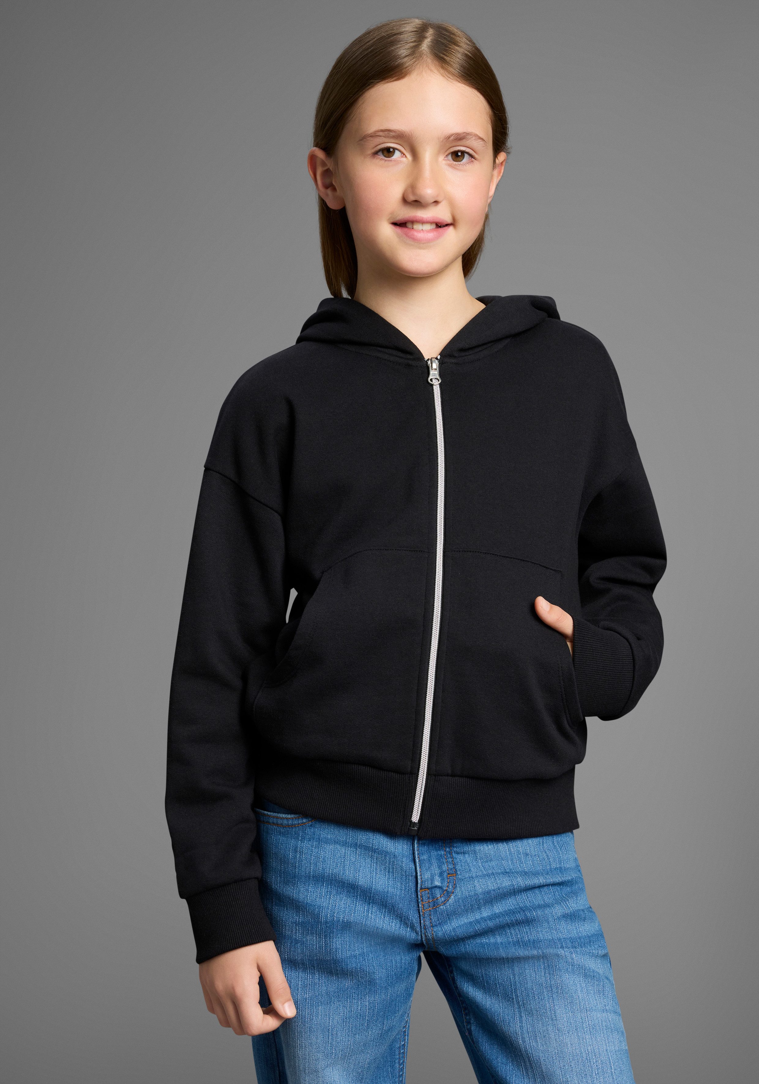 KIDSWORLD Kapuzensweatjacke Lässige Sweatjacke mit kleinem Herz-Stickerei am Ärmel Must-Have Basic Sweatjacke mit kleiner Deko-Stickerei, lockere Form