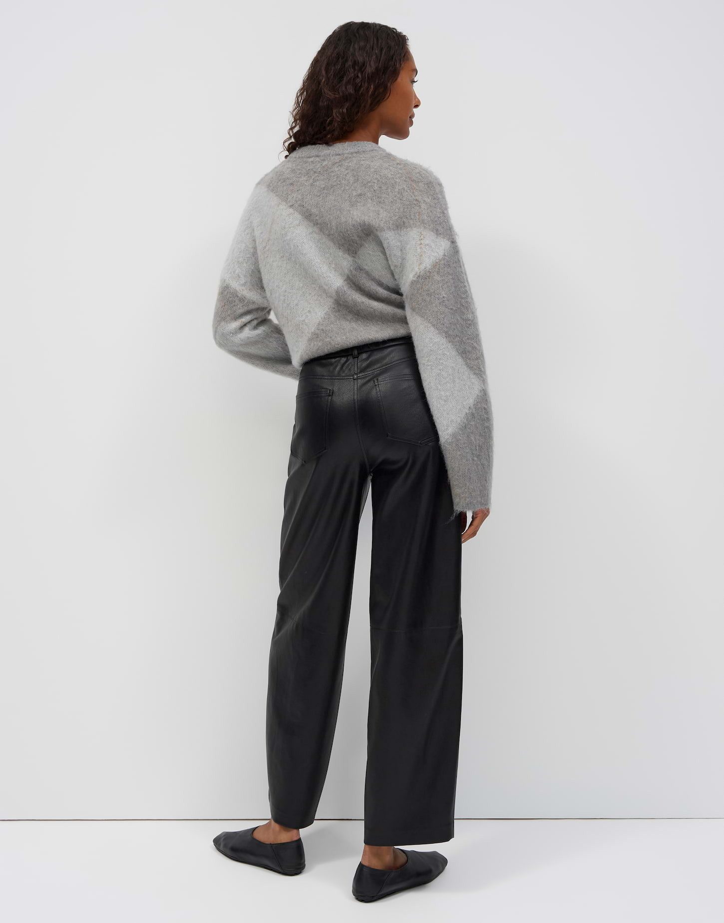 OPUS Relax-fit-Jeans Maiga edit aus glatter Lederoptik Ovale Beinform mit leichtem Glanz und klaren Teilungsnähten – Bild 3 von 5