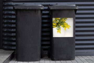 MuchoWow Wandsticker Gelbe Mimosenpflanzen mit grünen Blättern in einem großen Topf (1 St), Mülleimer-aufkleber, Mülltonne, Sticker, Container, Abfalbehälter